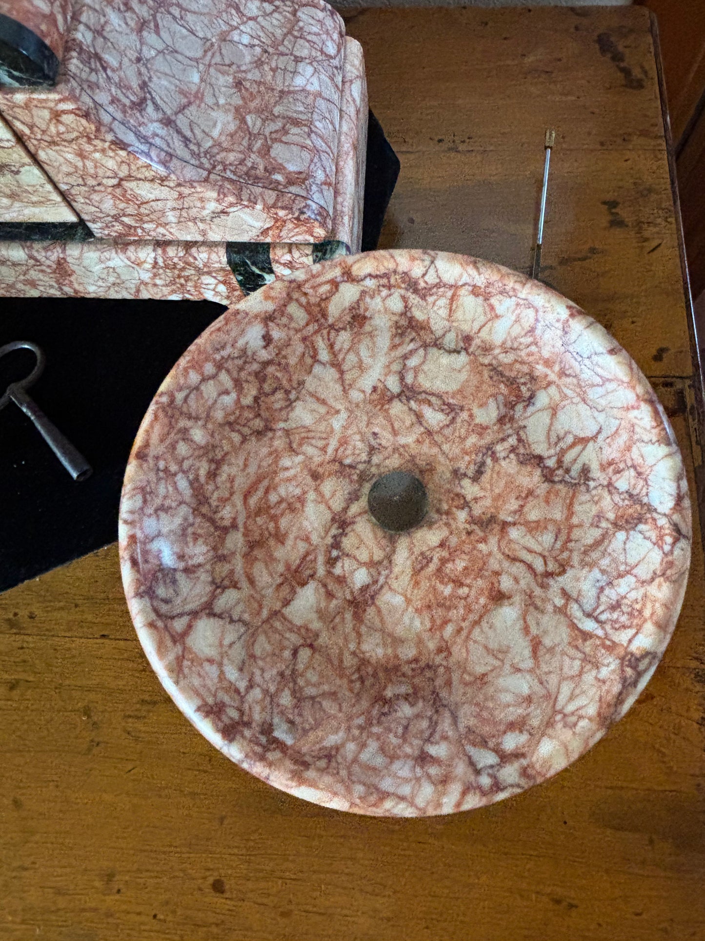 Orologio da camino francese Art Déco in marmo rosa