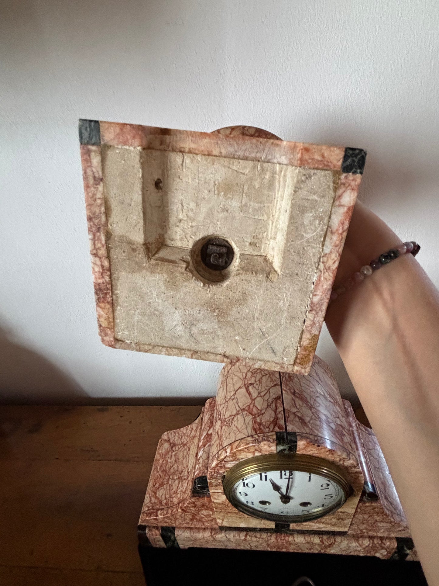 Orologio da camino francese Art Déco in marmo rosa