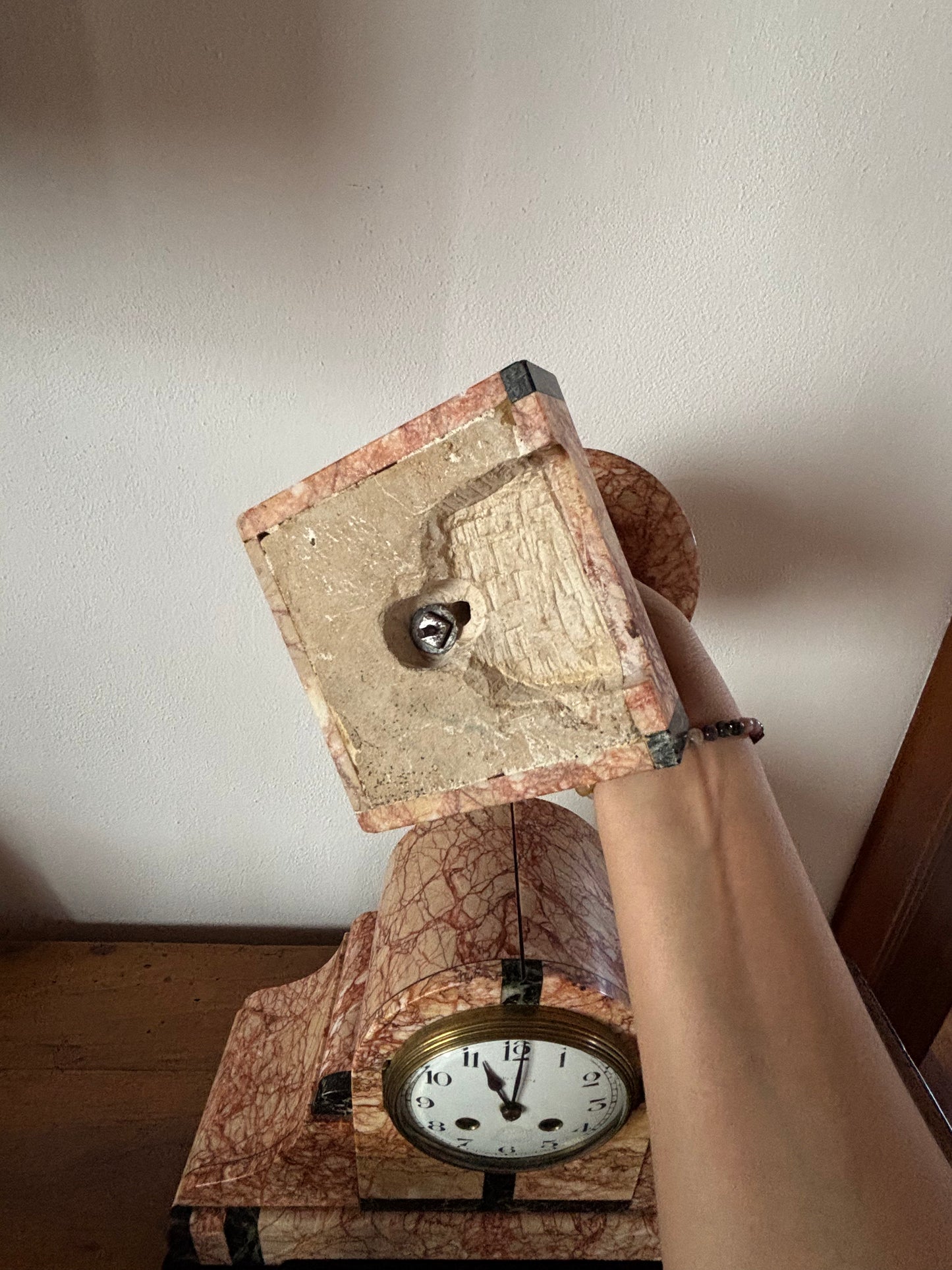 Orologio da camino francese Art Déco in marmo rosa