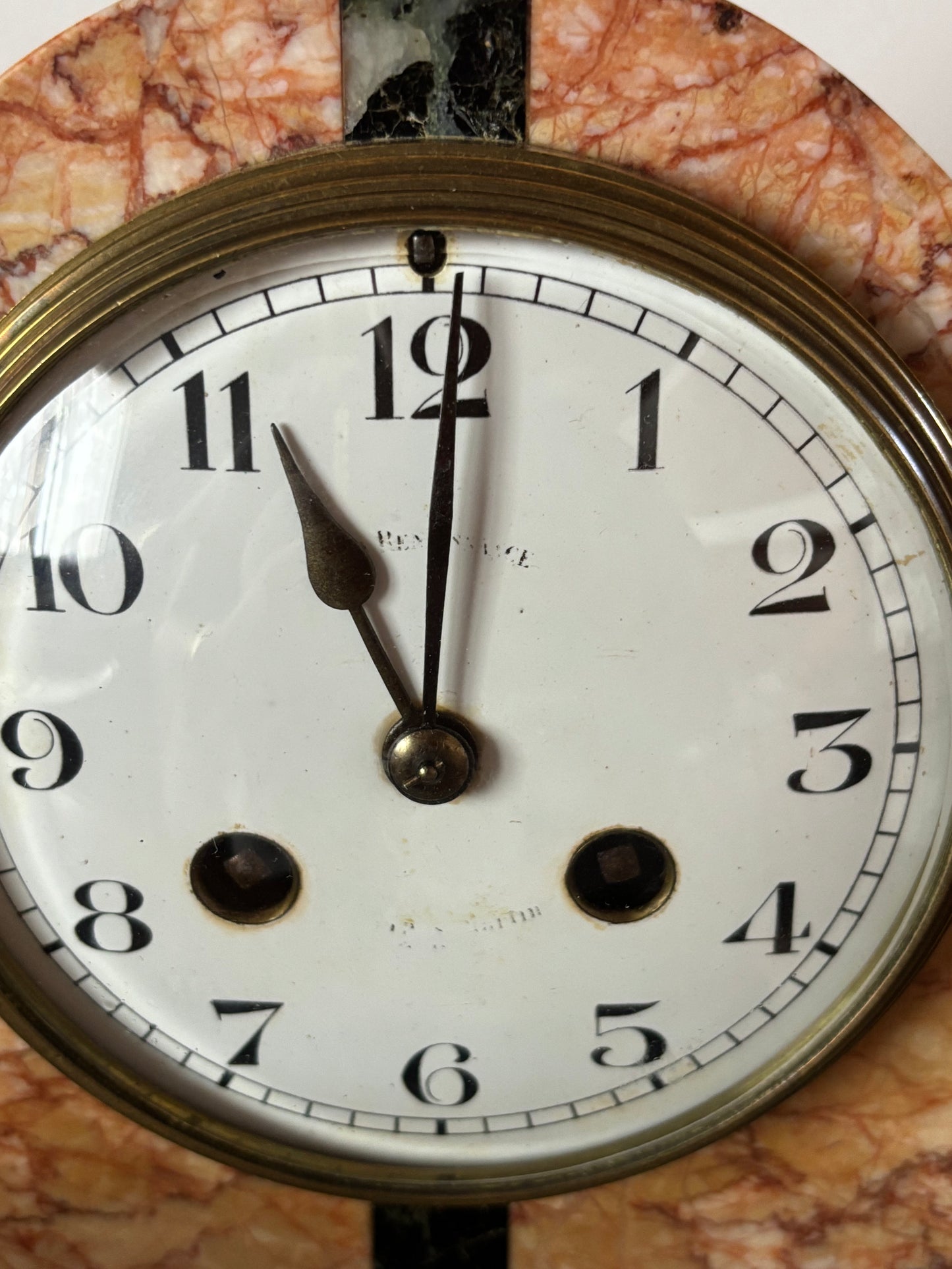 Orologio da camino francese Art Déco in marmo rosa
