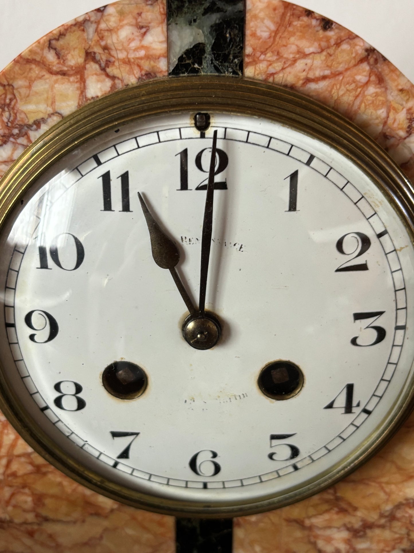Orologio da camino francese Art Déco in marmo rosa