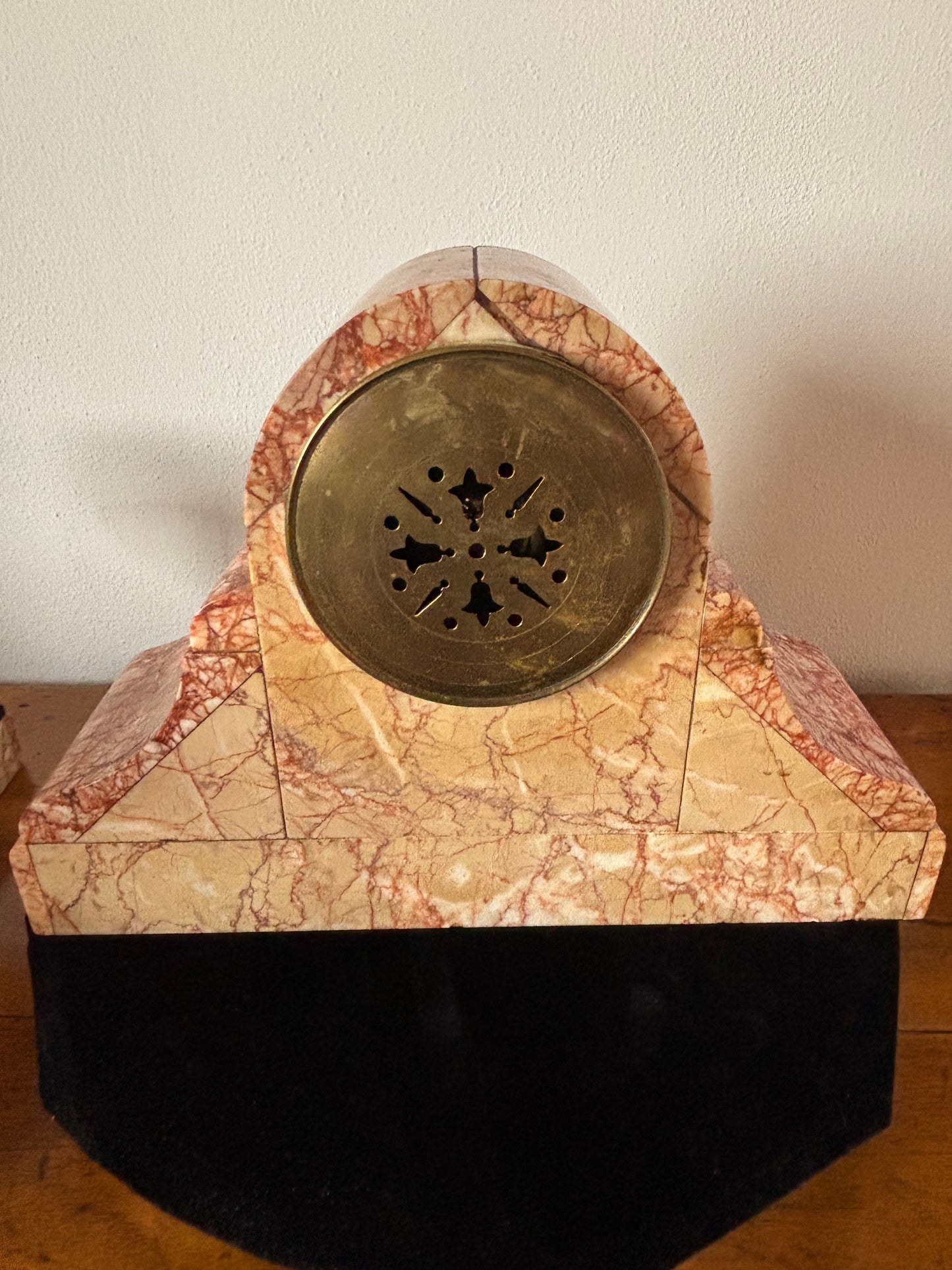 Orologio da camino francese Art Déco in marmo rosa