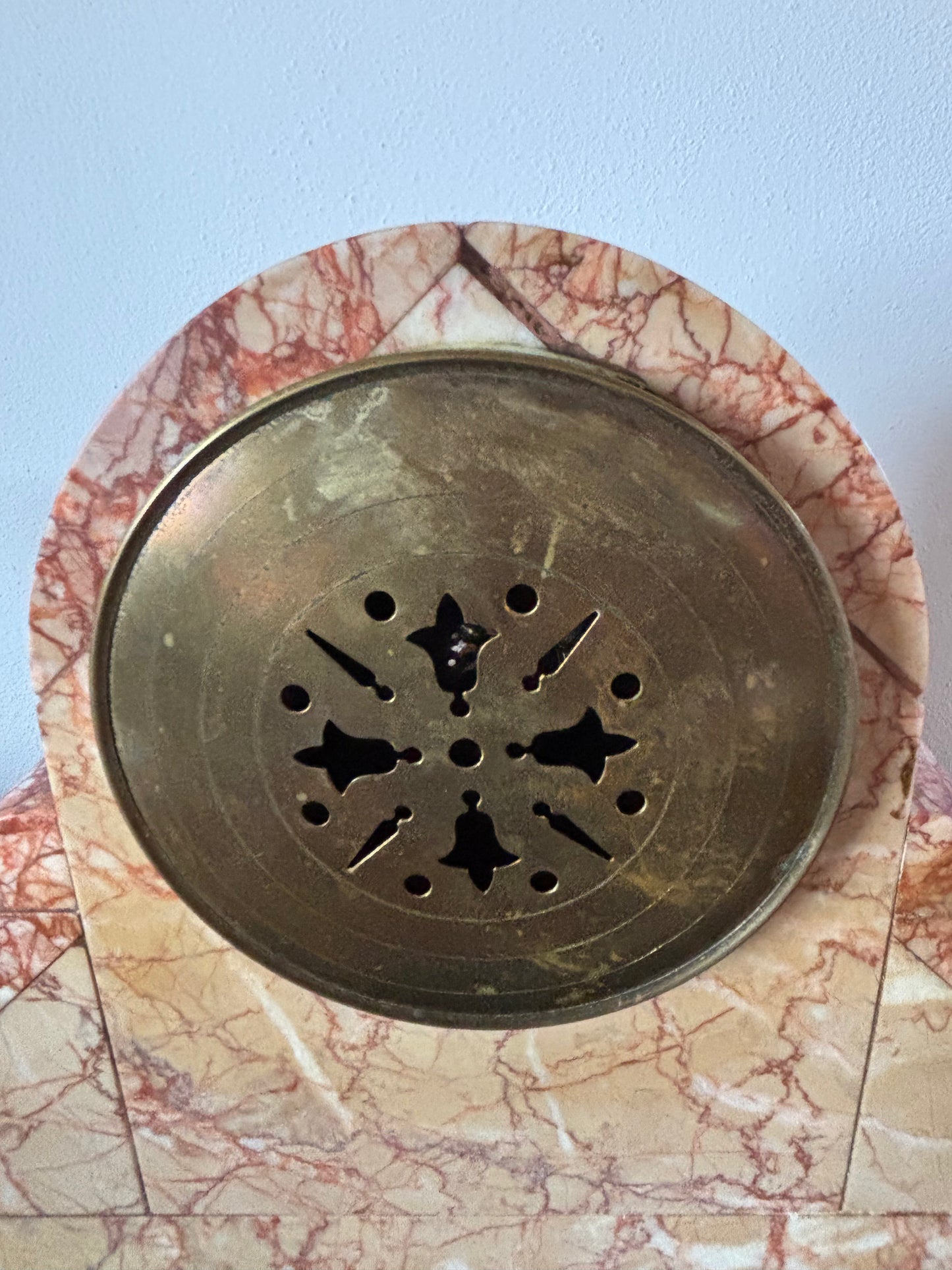 Orologio da camino francese Art Déco in marmo rosa