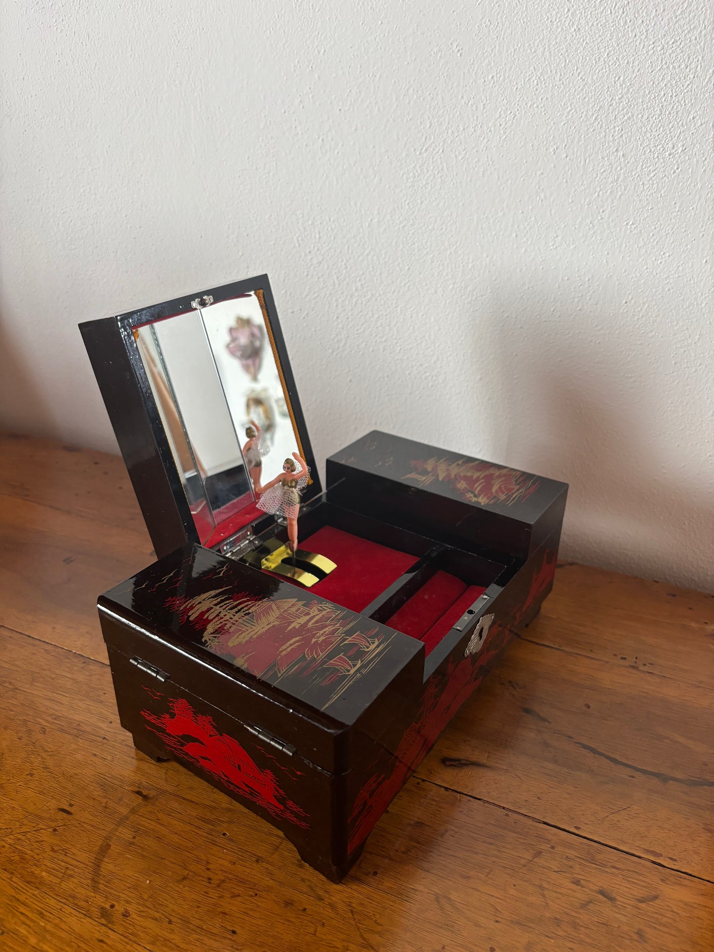 Portagioie giapponese vintage con carillon funzionante – laccatura nera e interni in velluto rosso