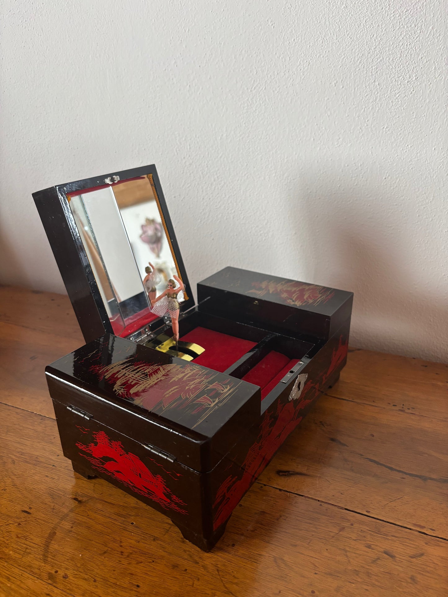 Portagioie giapponese vintage con carillon funzionante – laccatura nera e interni in velluto rosso