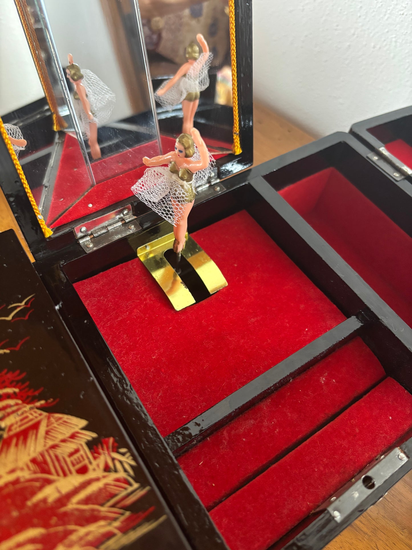 Portagioie giapponese vintage con carillon funzionante – laccatura nera e interni in velluto rosso