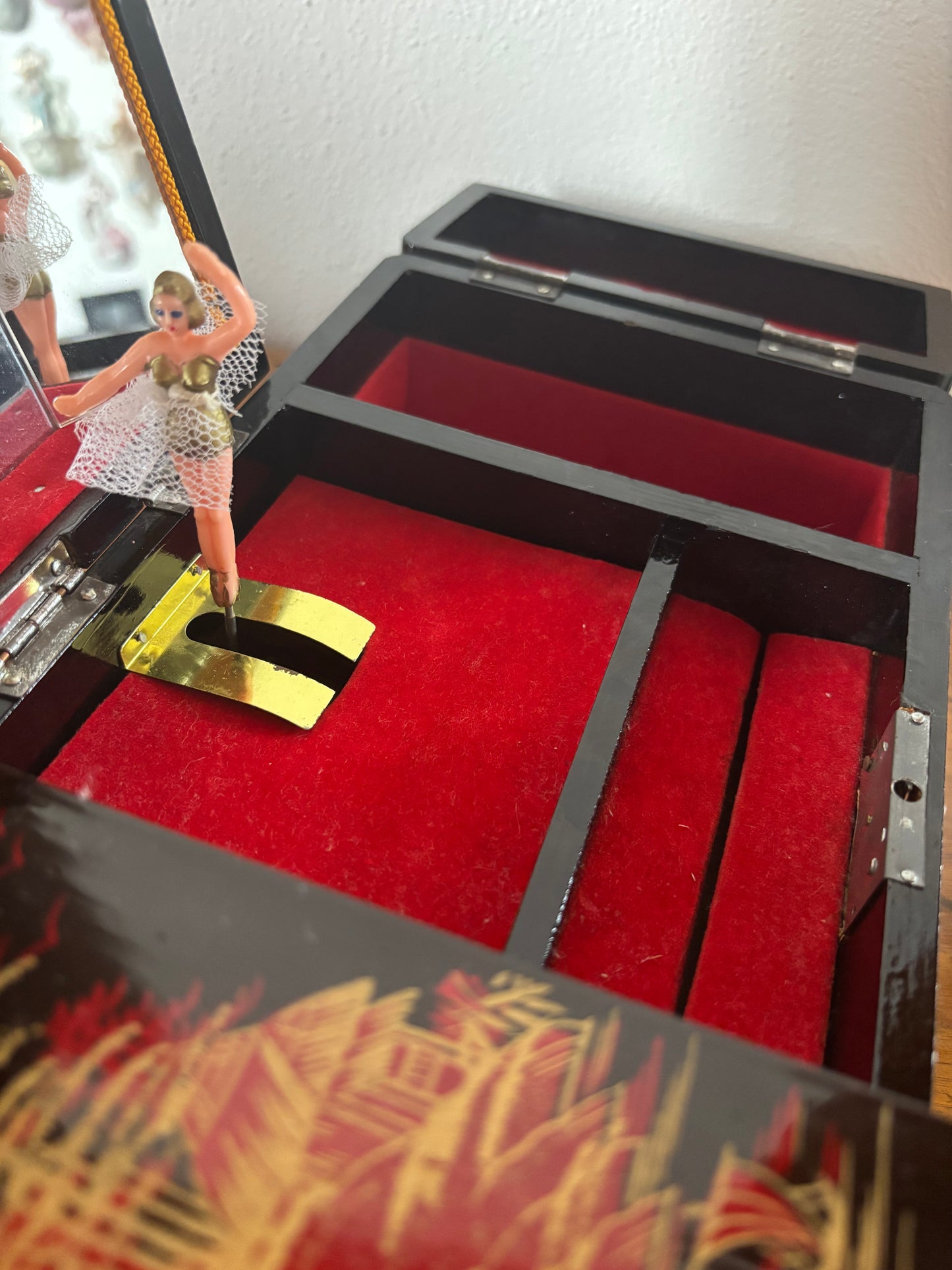 Portagioie giapponese vintage con carillon funzionante – laccatura nera e interni in velluto rosso