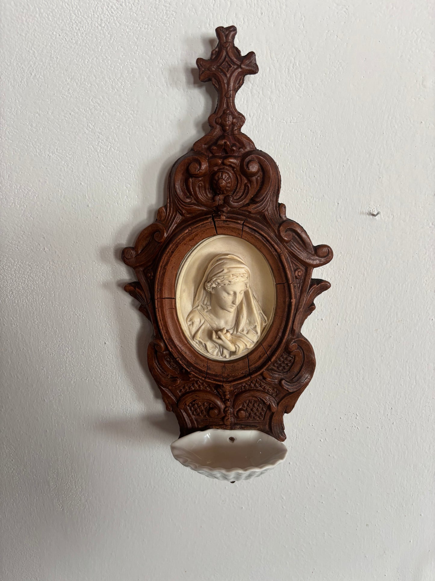 Acquasantiera in legno con decorazioni in stucco e Madonna in materiale petroso
