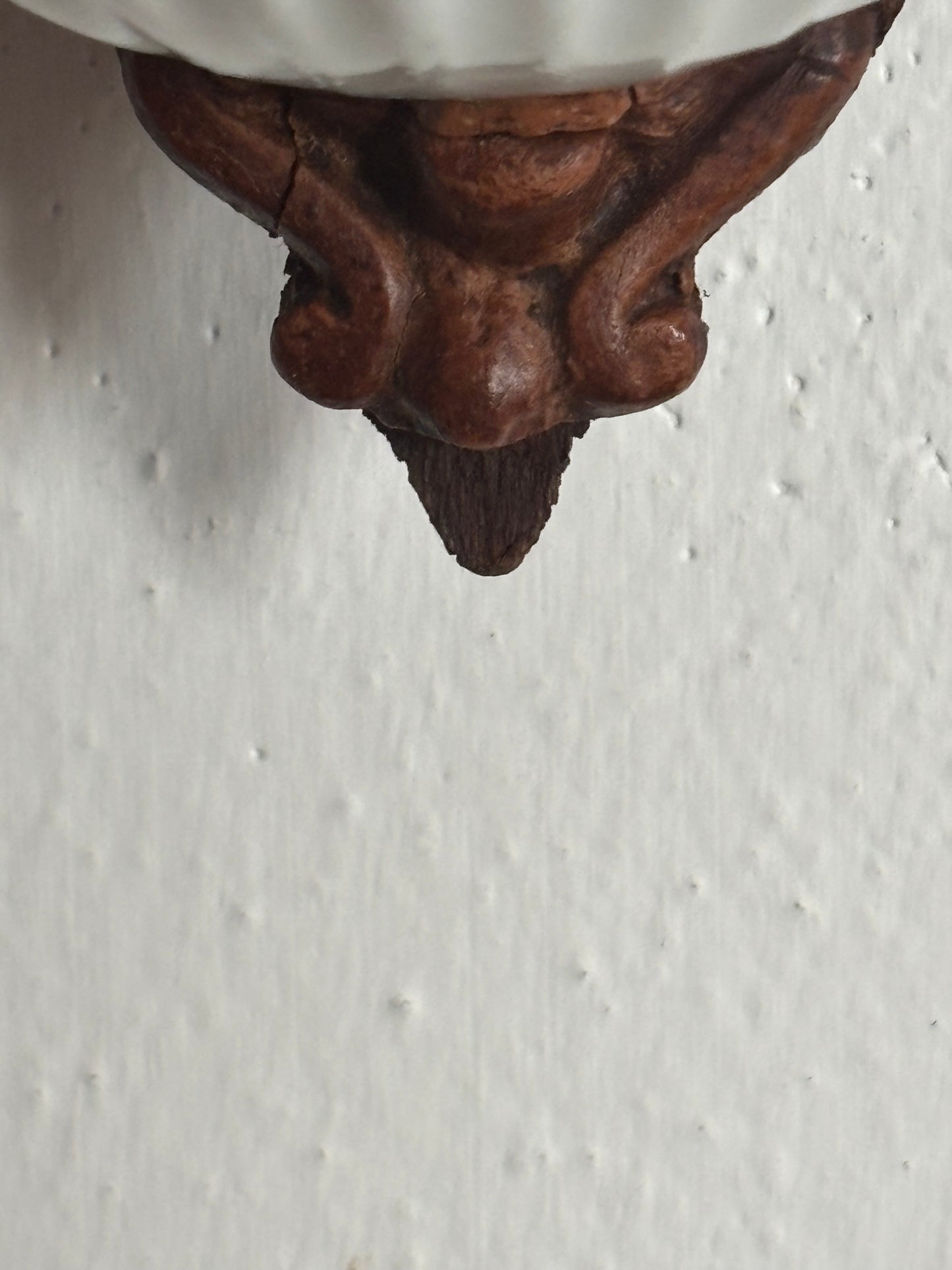 Acquasantiera in legno con decorazioni in stucco e Madonna in materiale petroso