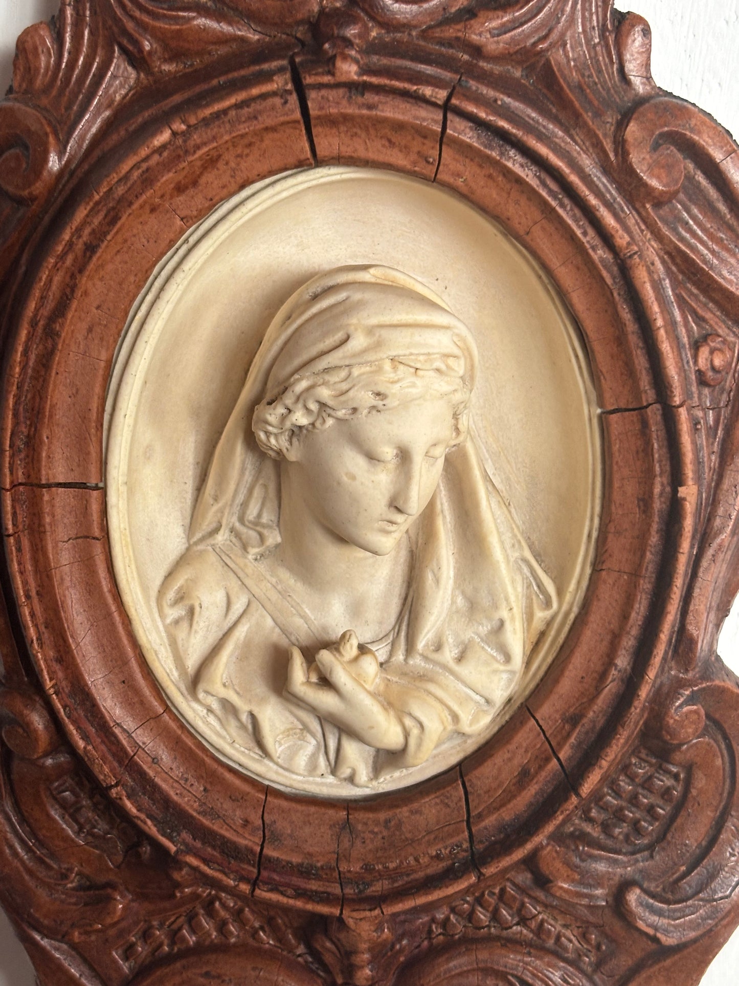 Acquasantiera in legno con decorazioni in stucco e Madonna in materiale petroso