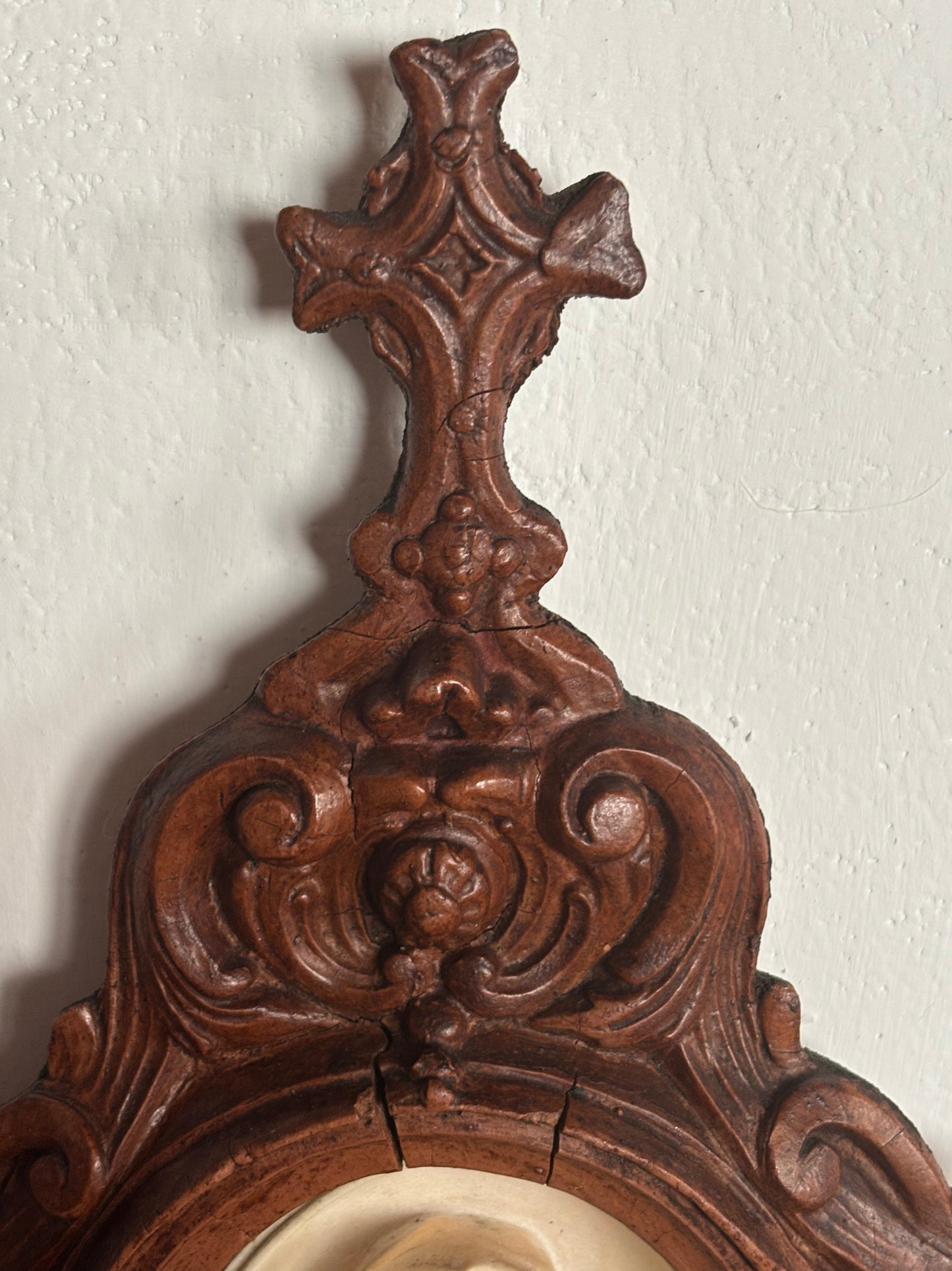 Acquasantiera in legno con decorazioni in stucco e Madonna in materiale petroso