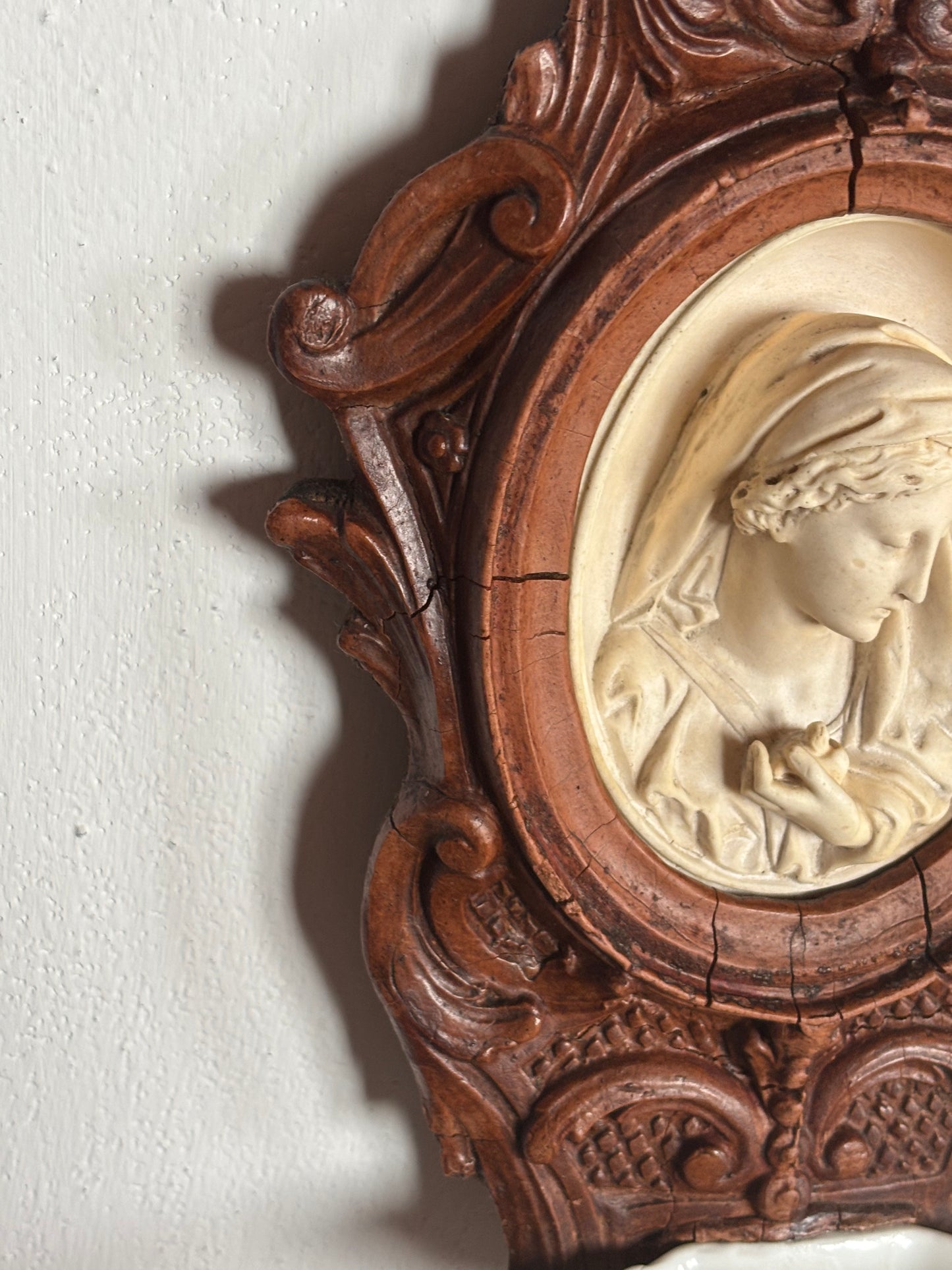 Acquasantiera in legno con decorazioni in stucco e Madonna in materiale petroso