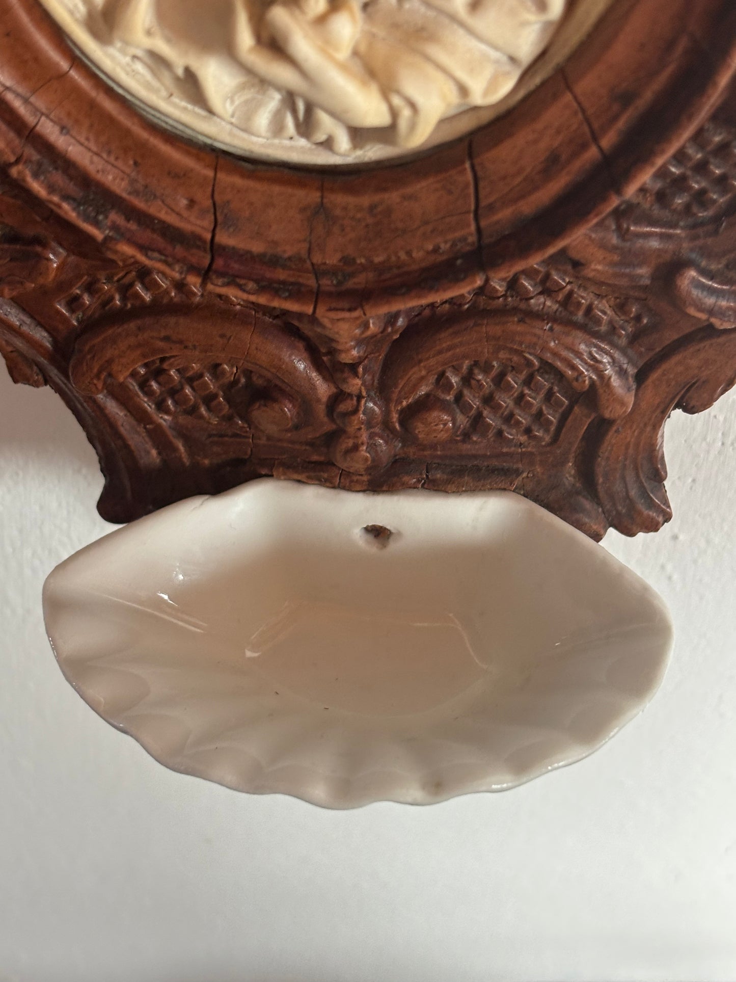 Acquasantiera in legno con decorazioni in stucco e Madonna in materiale petroso