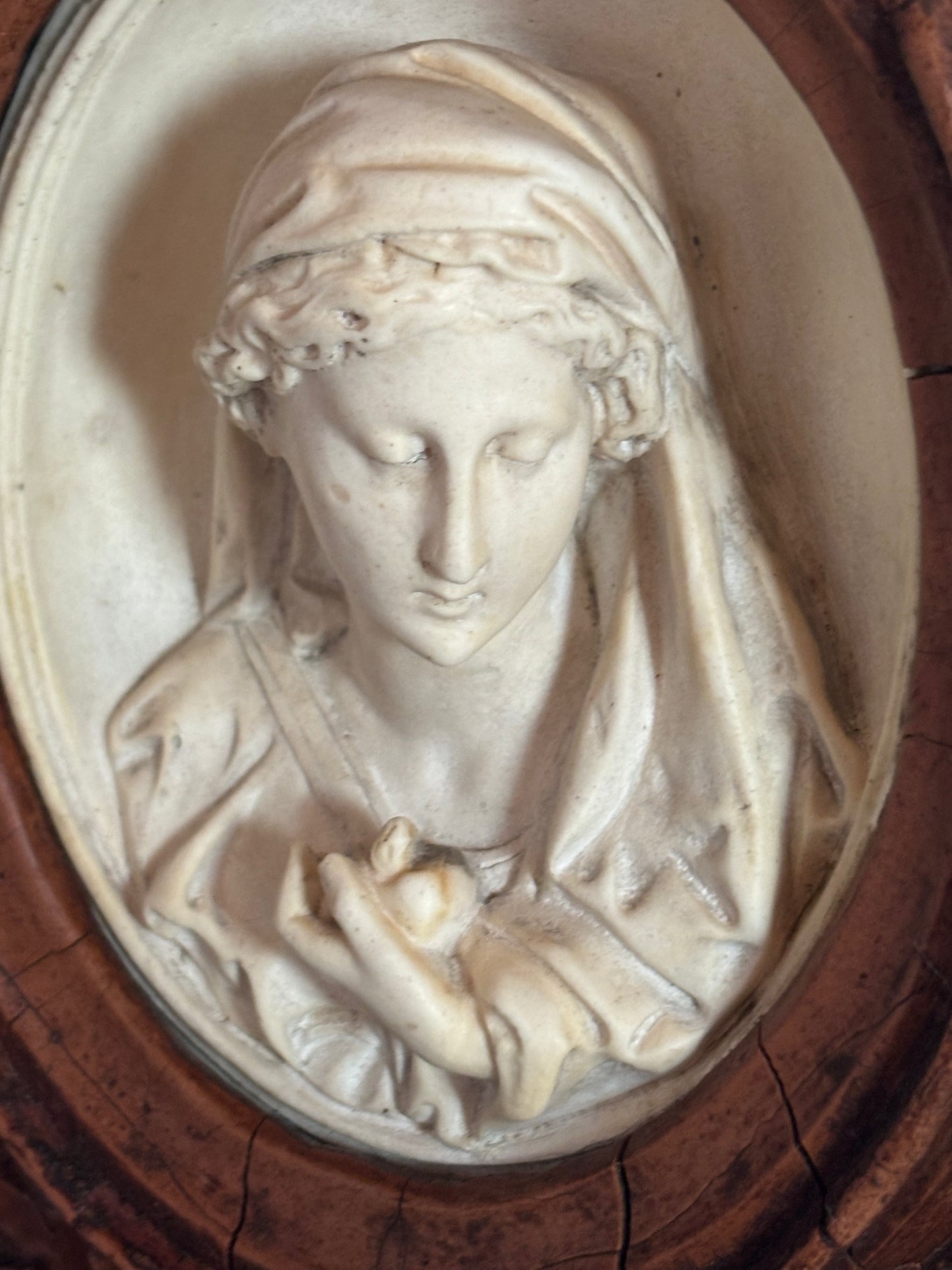 Acquasantiera in legno con decorazioni in stucco e Madonna in materiale petroso