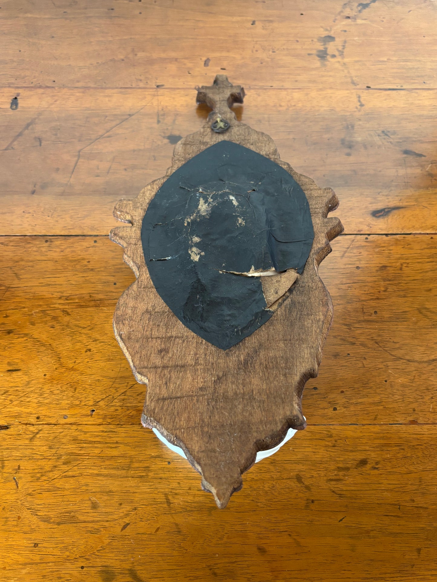 Acquasantiera in legno con decorazioni in stucco e Madonna in materiale petroso