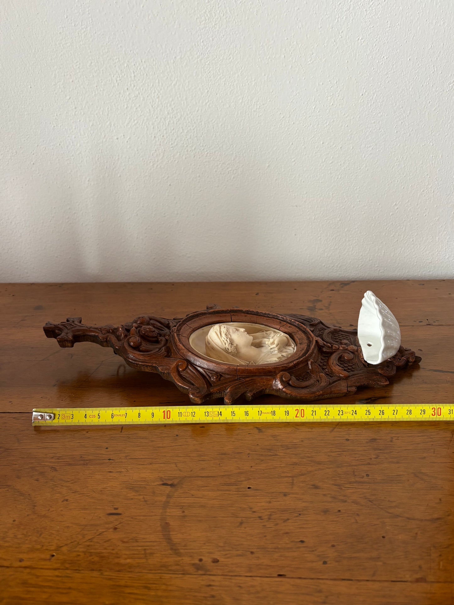 Acquasantiera in legno con decorazioni in stucco e Madonna in materiale petroso