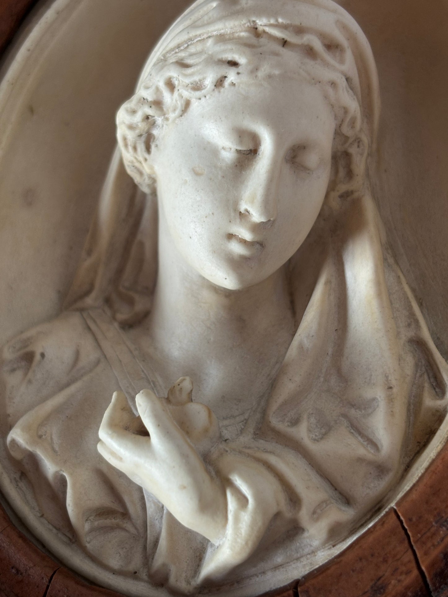 Acquasantiera in legno con decorazioni in stucco e Madonna in materiale petroso
