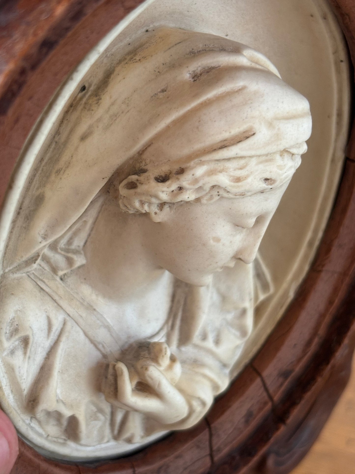 Acquasantiera in legno con decorazioni in stucco e Madonna in materiale petroso