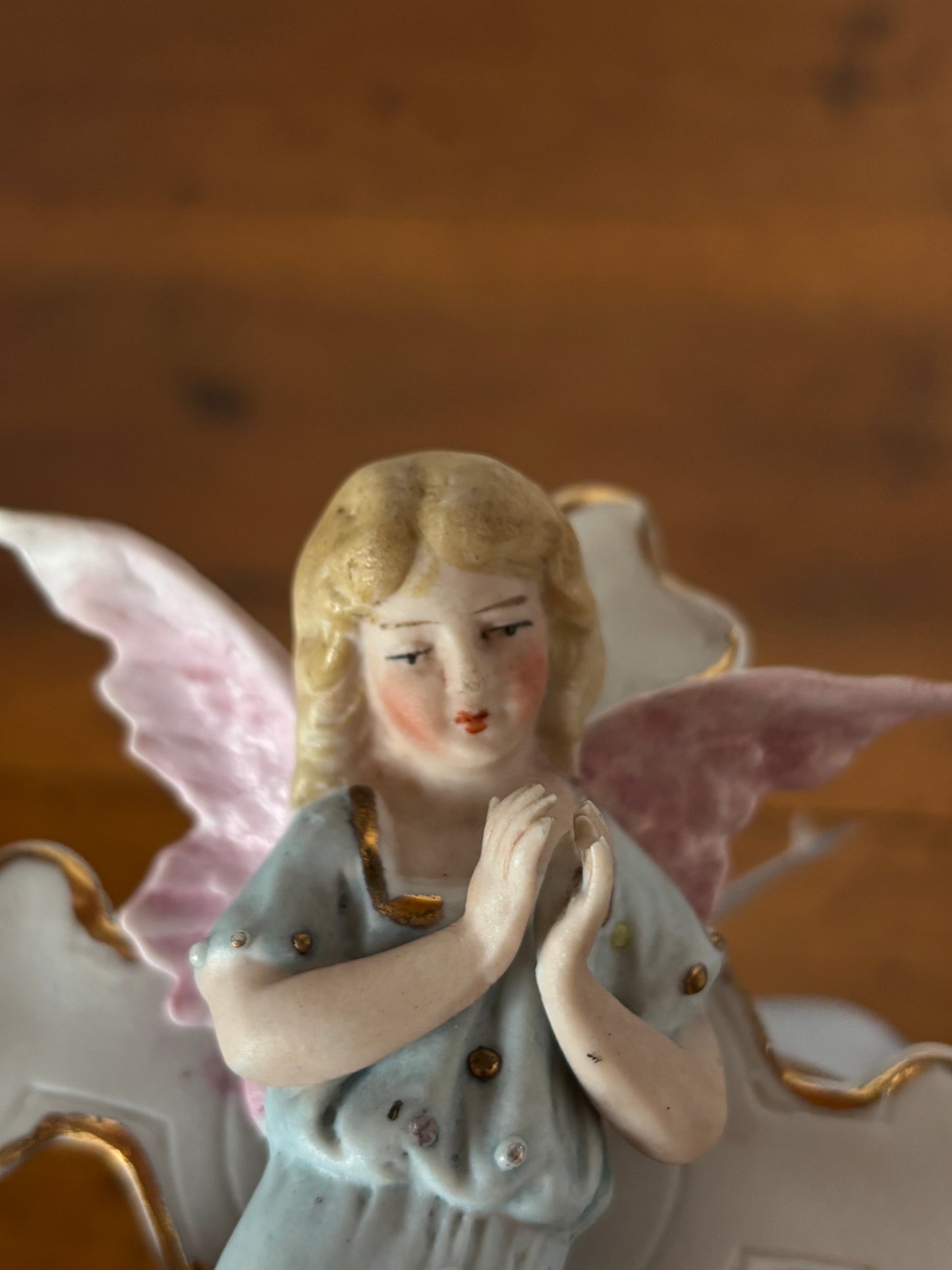 Acquasantiera in ceramica bisquit con angelo
