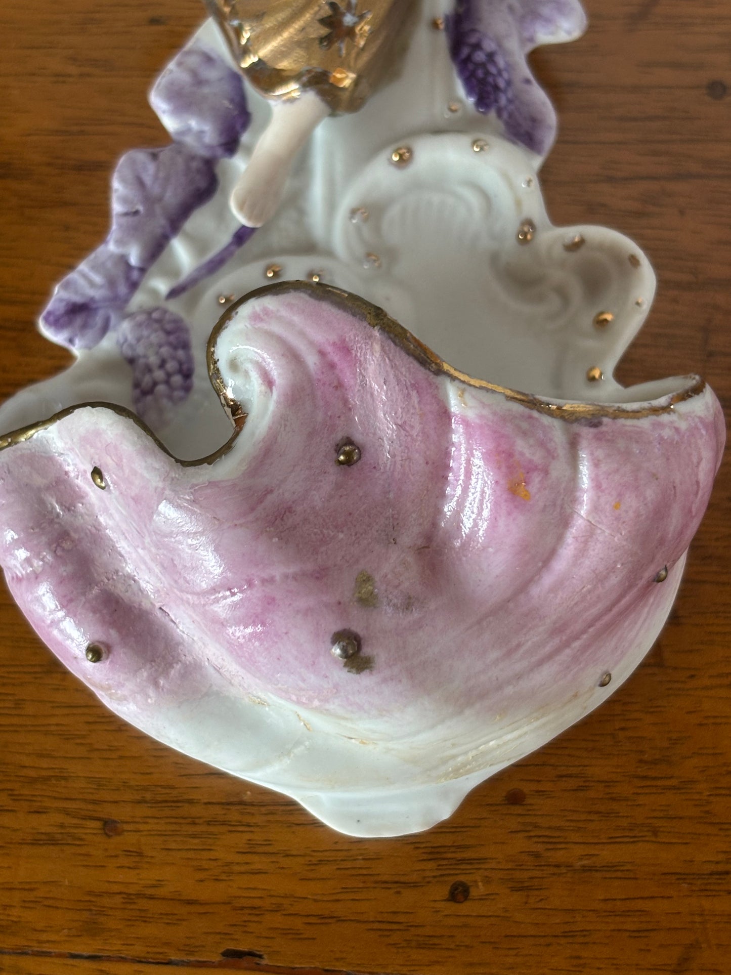 Acquasantiera in ceramica bisquit con angelo dorato