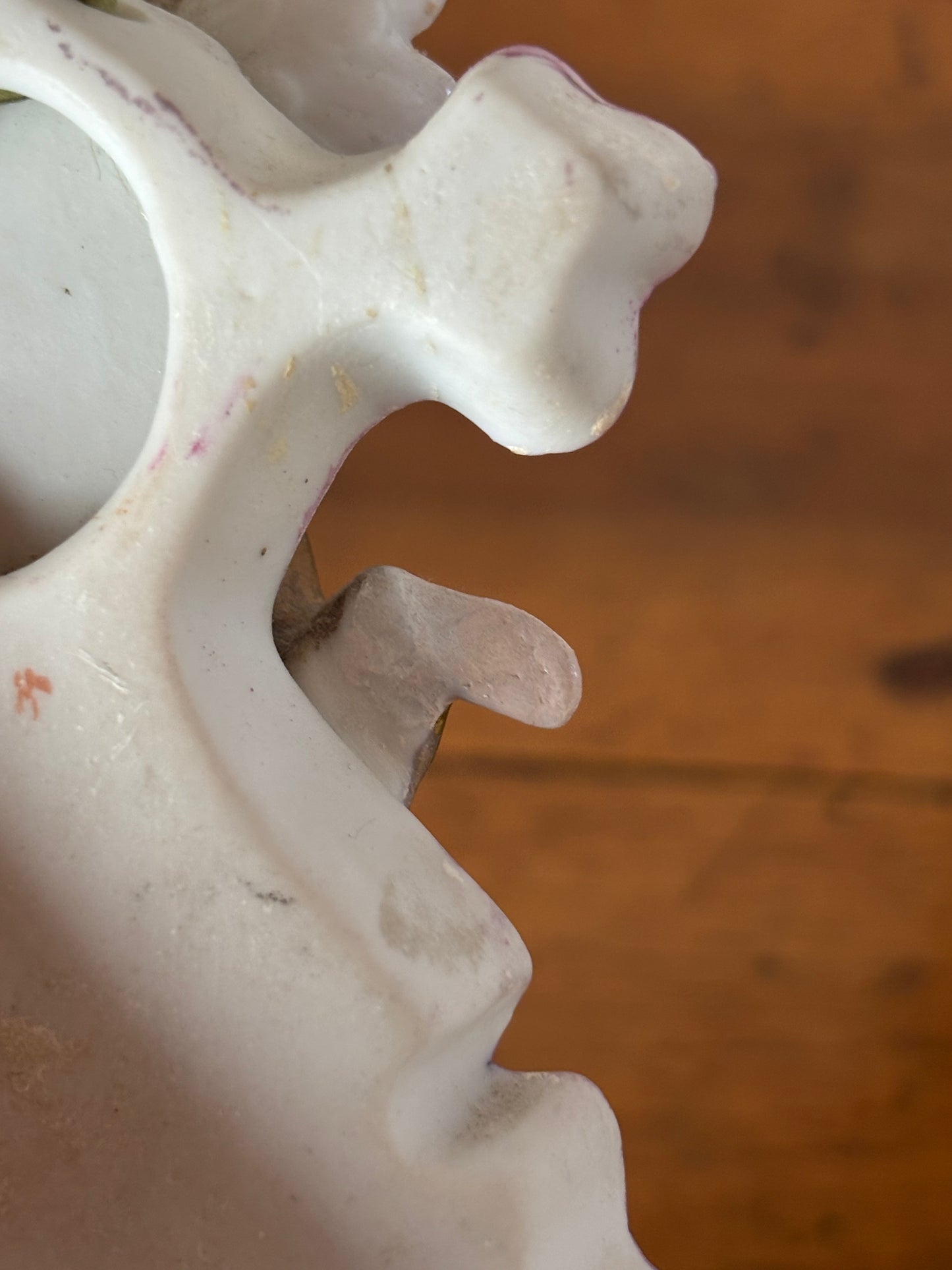Acquasantiera in ceramica bisquit con angelo dorato
