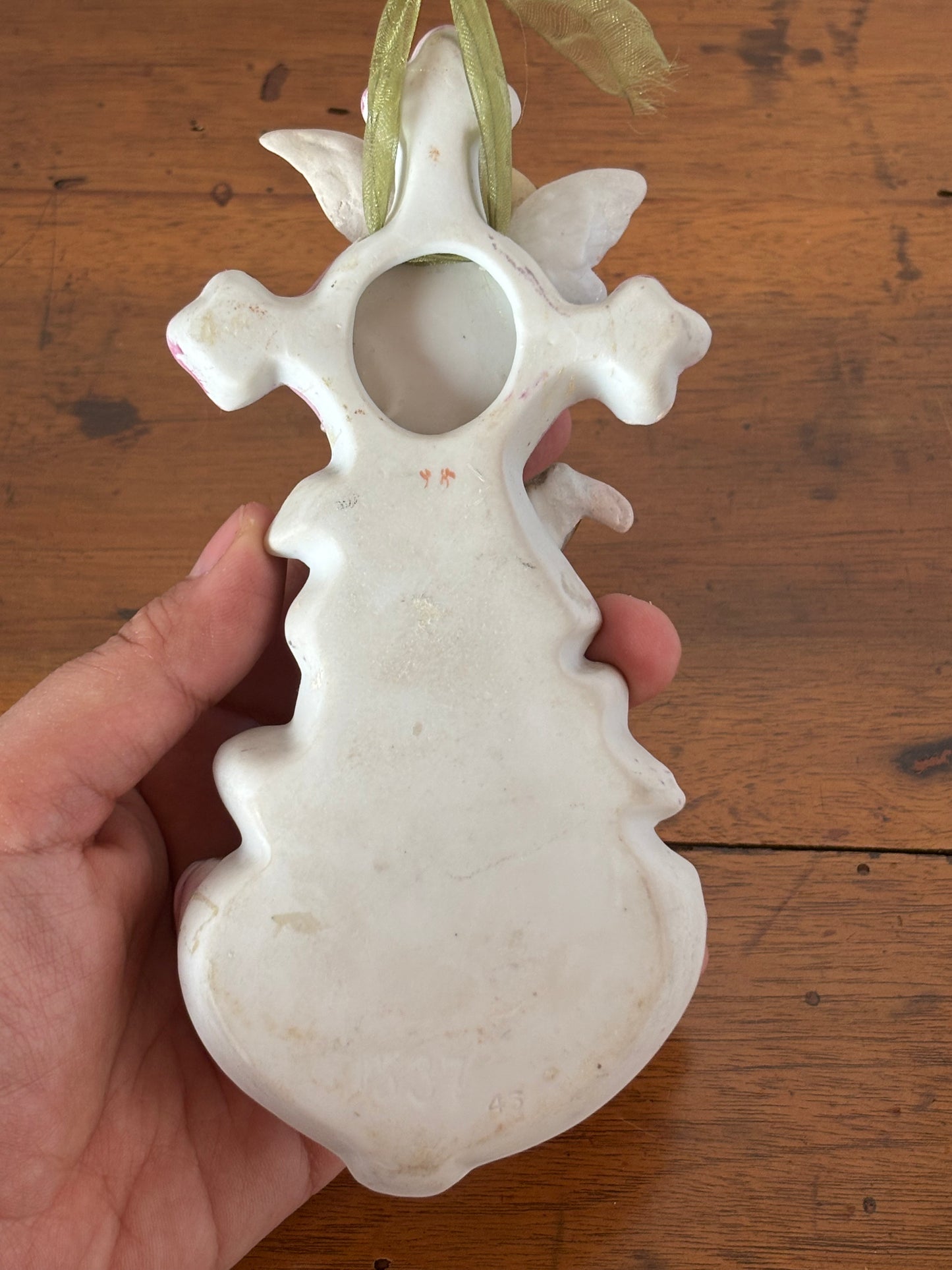 Acquasantiera in ceramica bisquit con angelo dorato