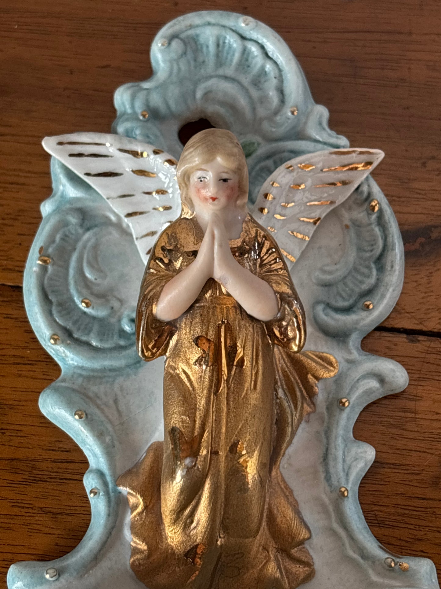 Acquasantiera in ceramica bisquit blu con angelo dorato