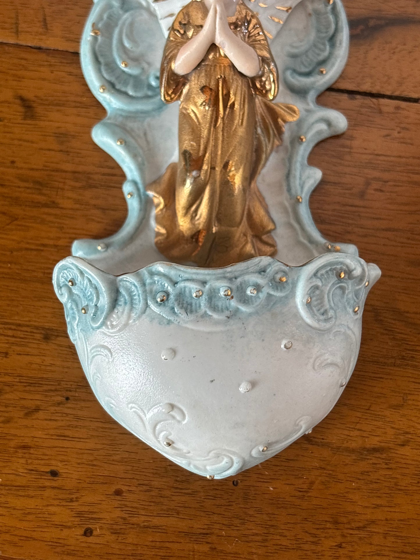 Acquasantiera in ceramica bisquit blu con angelo dorato