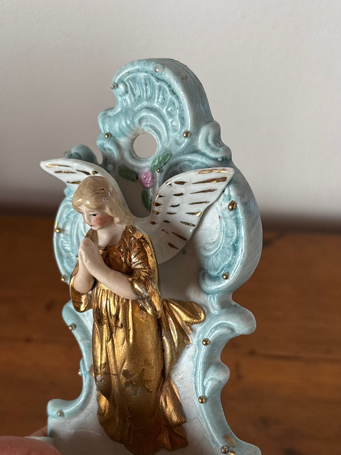 Acquasantiera in ceramica bisquit blu con angelo dorato