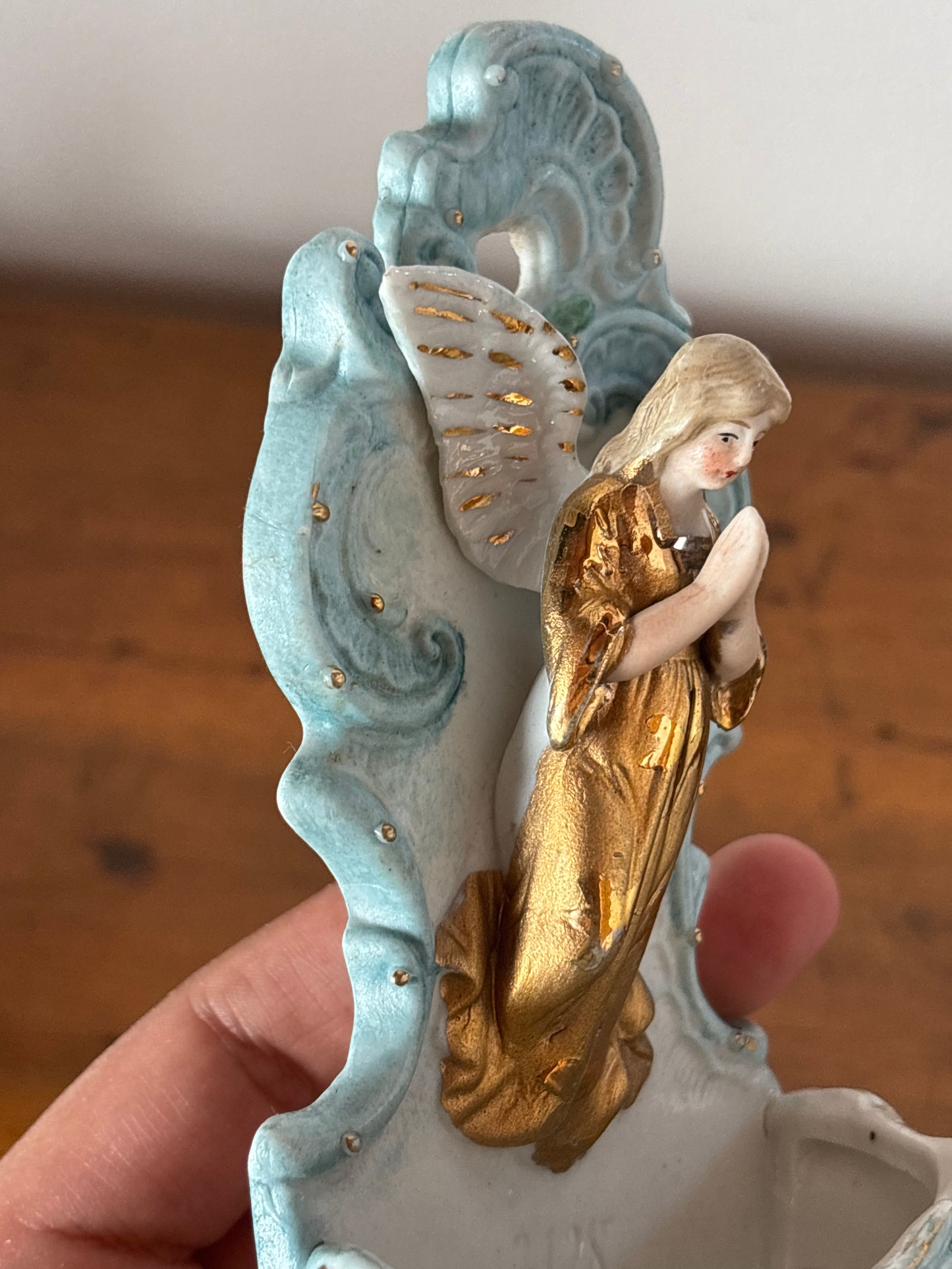 Acquasantiera in ceramica bisquit blu con angelo dorato