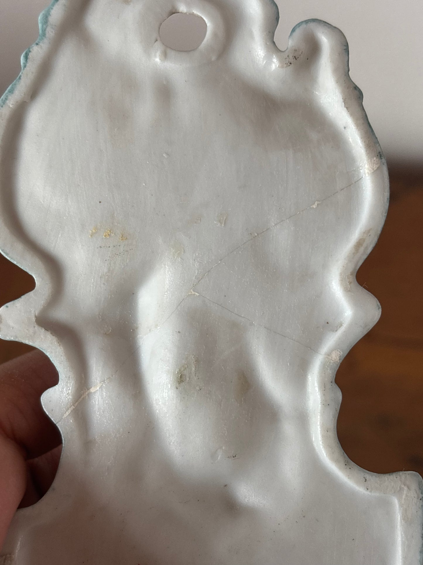 Acquasantiera in ceramica bisquit blu con angelo dorato