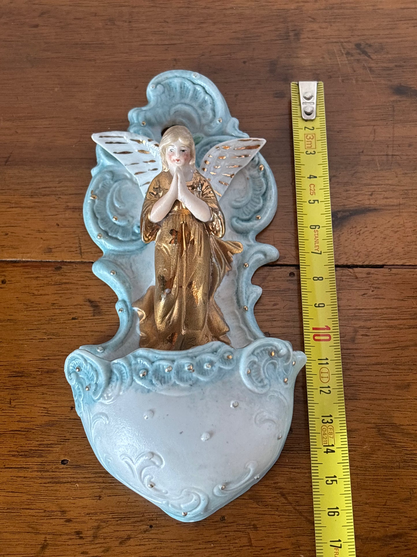 Acquasantiera in ceramica bisquit blu con angelo dorato