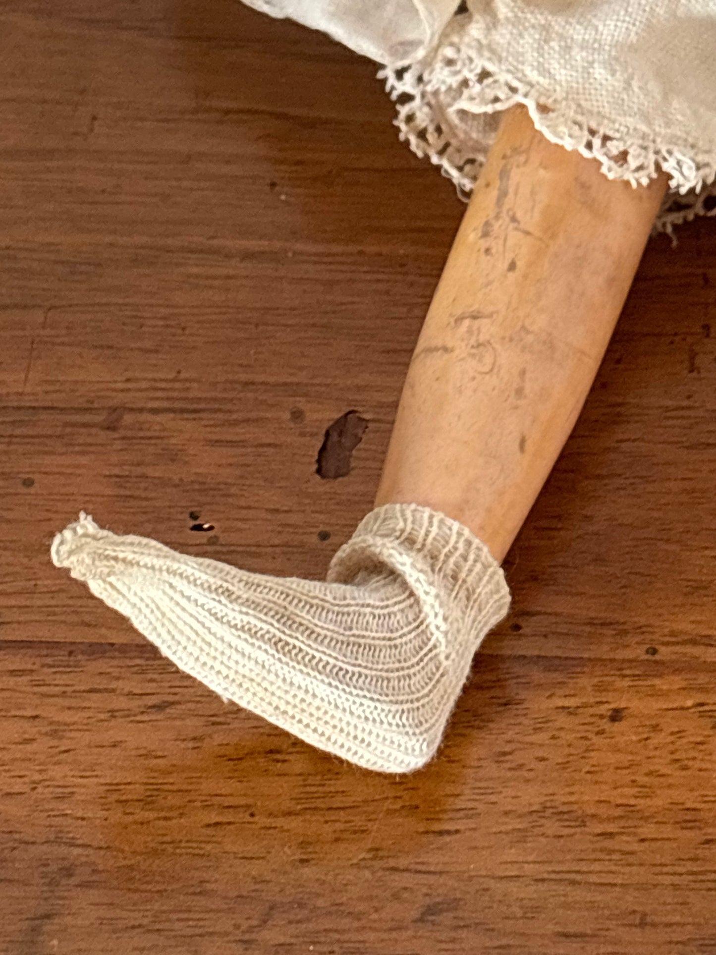 Bambola d’epoca con testa in ceramica e braccia e gambe in pasta di legno