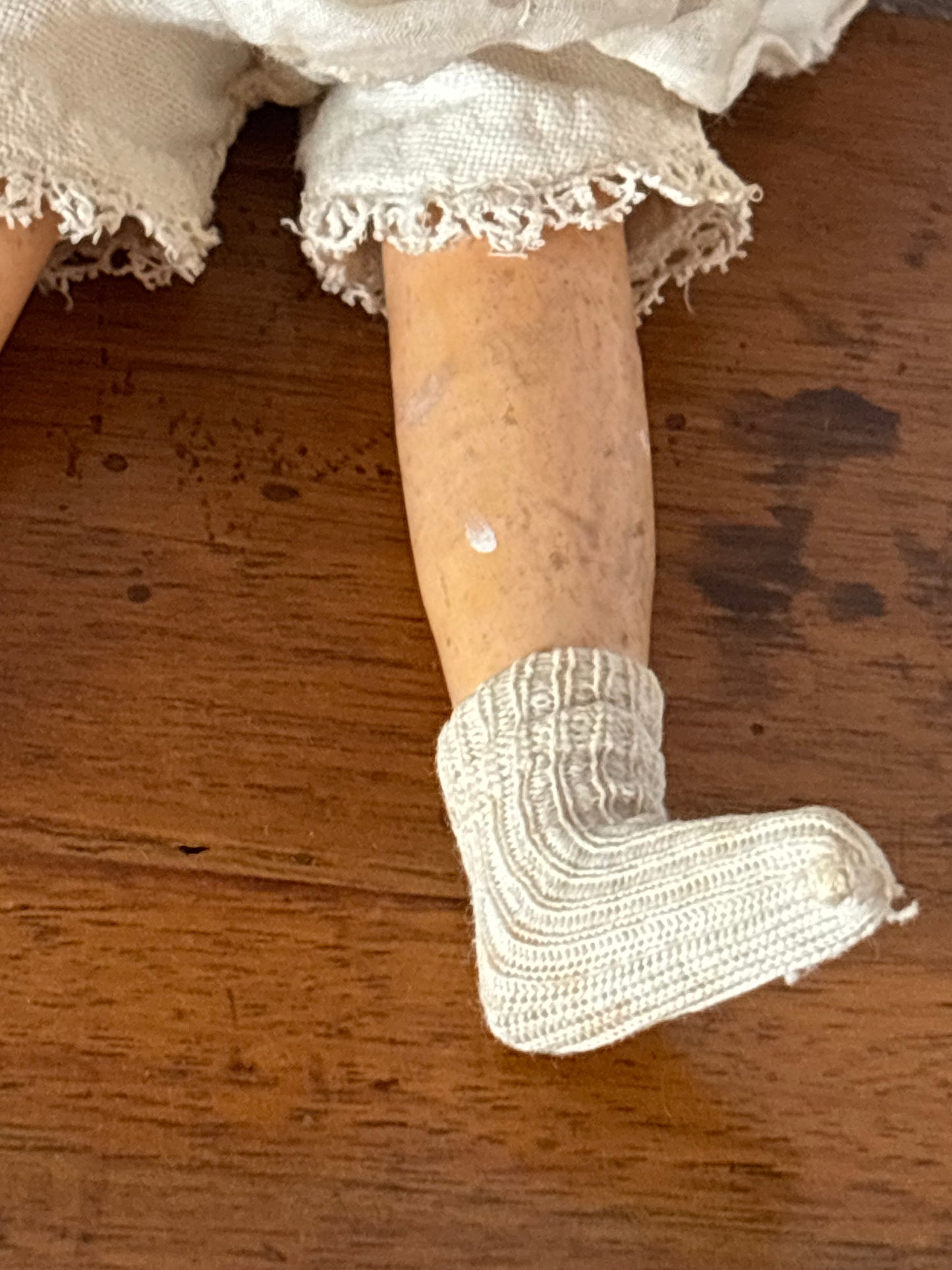 Bambola d’epoca con testa in ceramica e braccia e gambe in pasta di legno