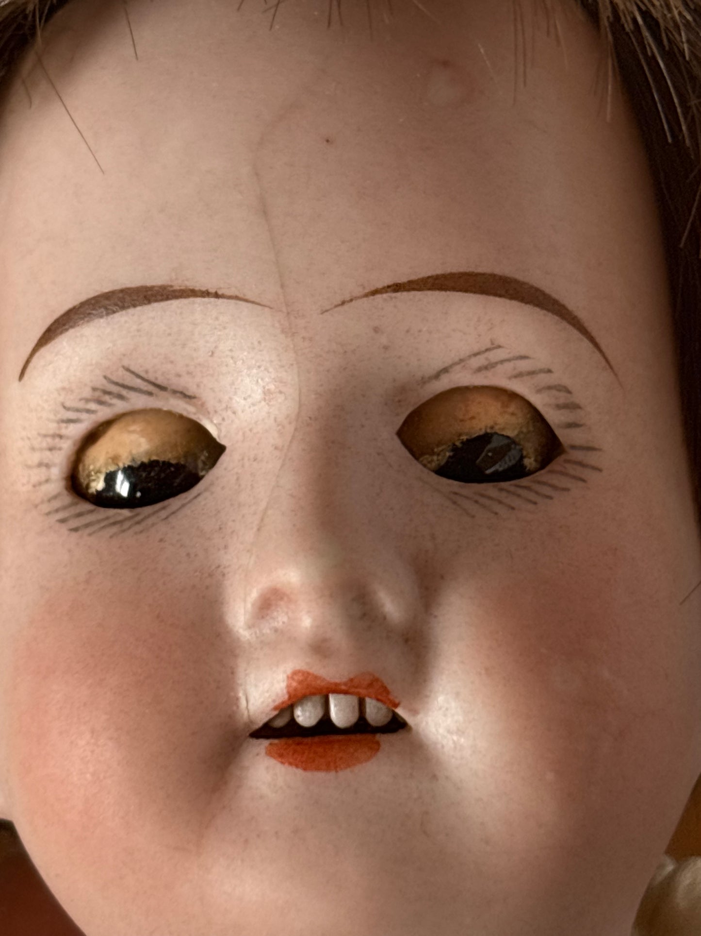 Bambola d’epoca con testa in ceramica e braccia e gambe in pasta di legno