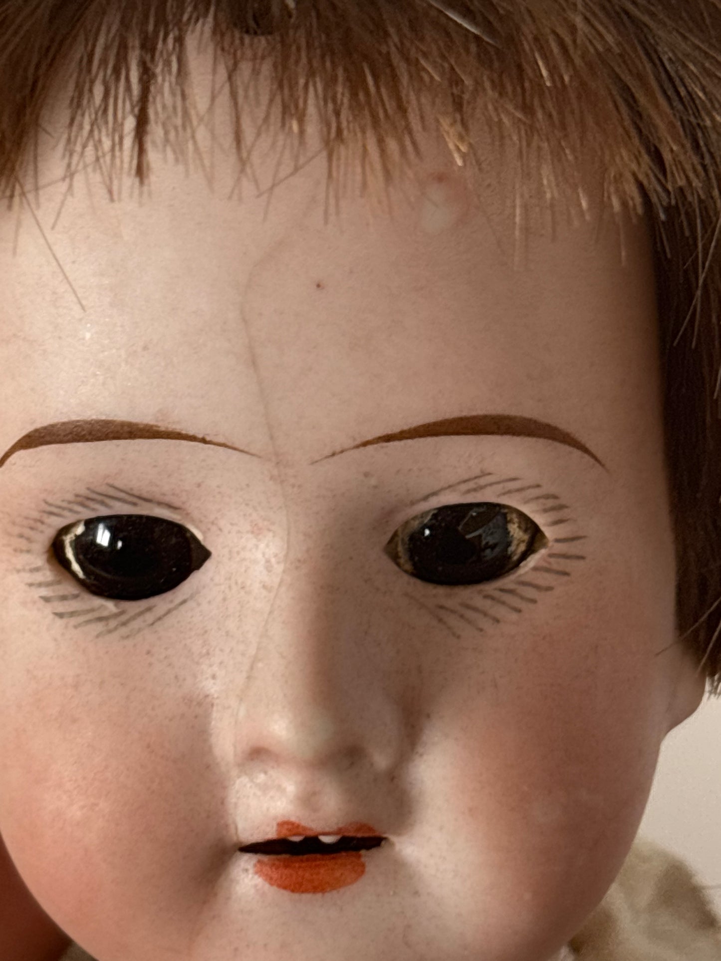 Bambola d’epoca con testa in ceramica e braccia e gambe in pasta di legno