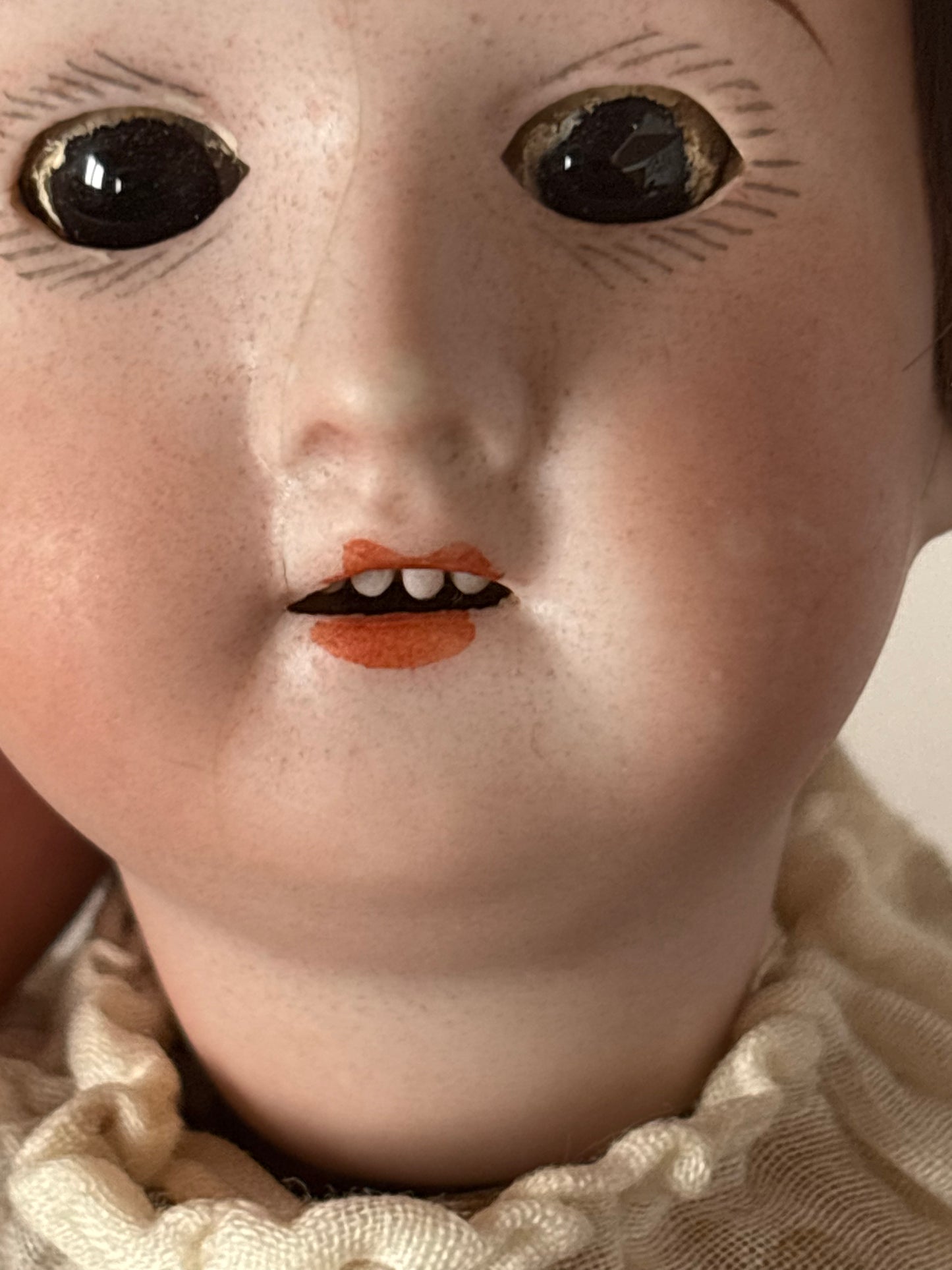 Bambola d’epoca con testa in ceramica e braccia e gambe in pasta di legno