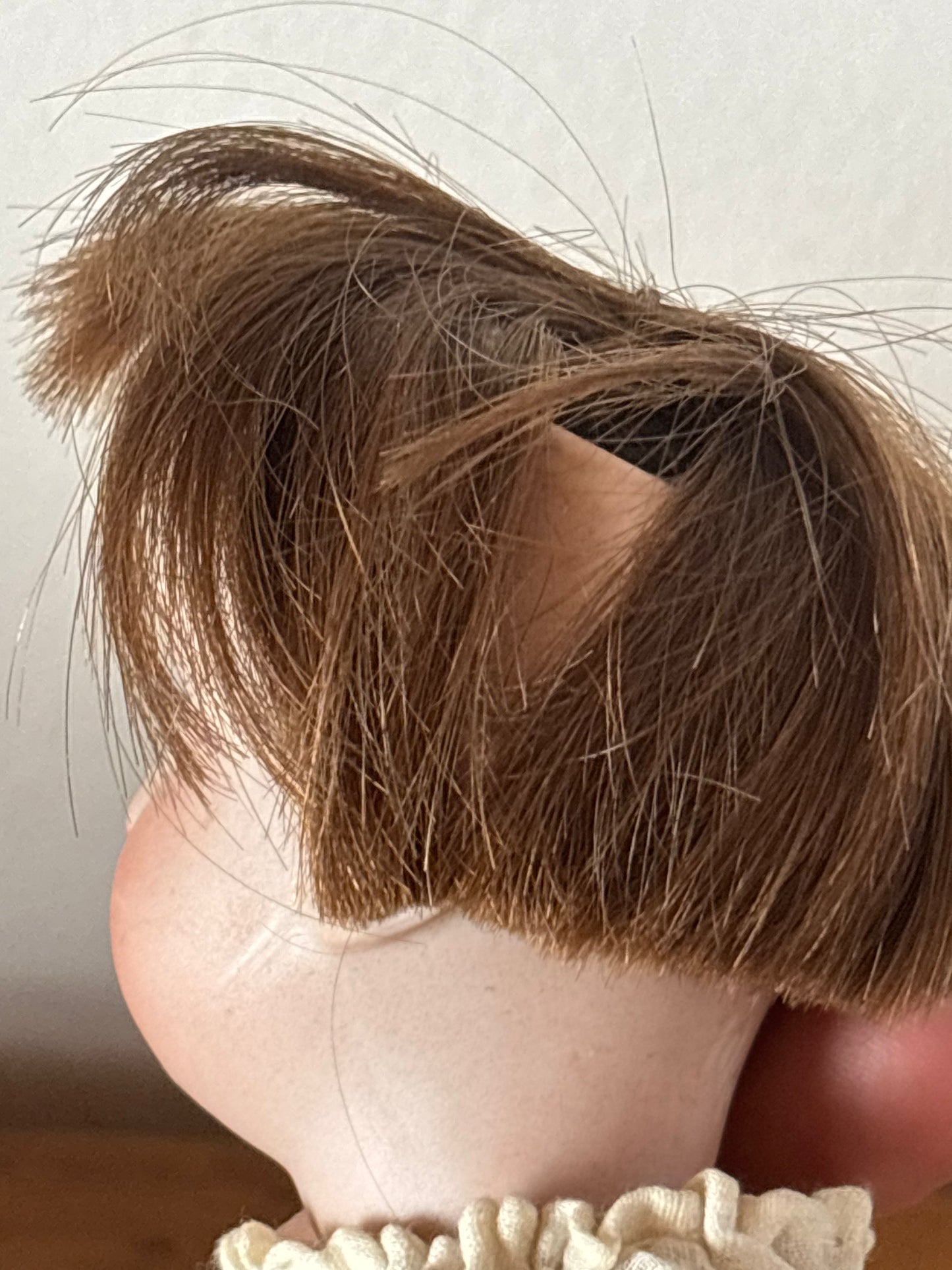 Bambola d’epoca con testa in ceramica e braccia e gambe in pasta di legno