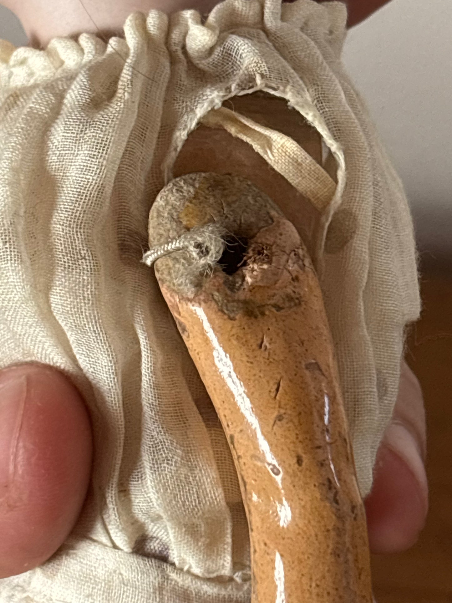 Bambola d’epoca con testa in ceramica e braccia e gambe in pasta di legno