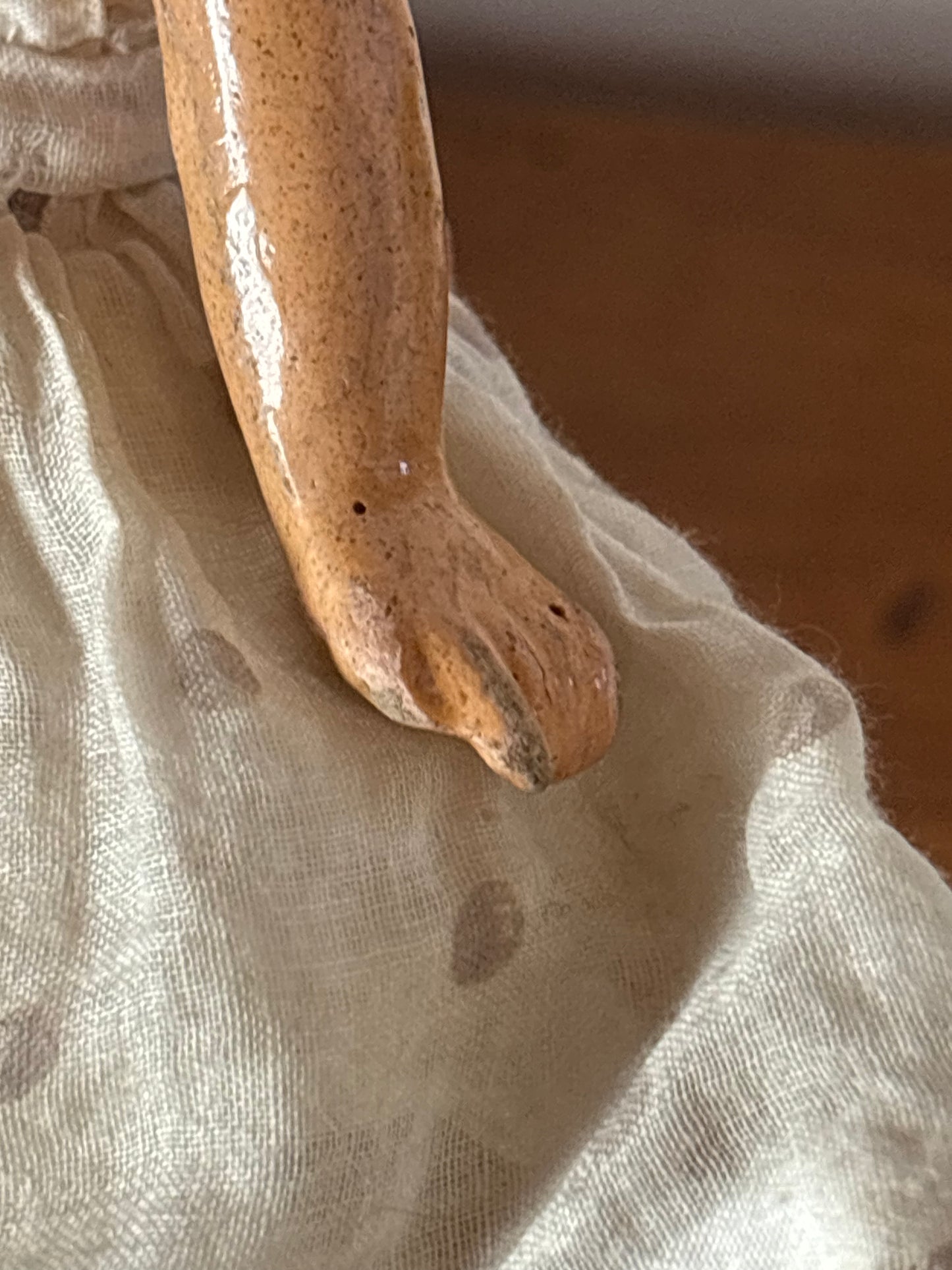 Bambola d’epoca con testa in ceramica e braccia e gambe in pasta di legno