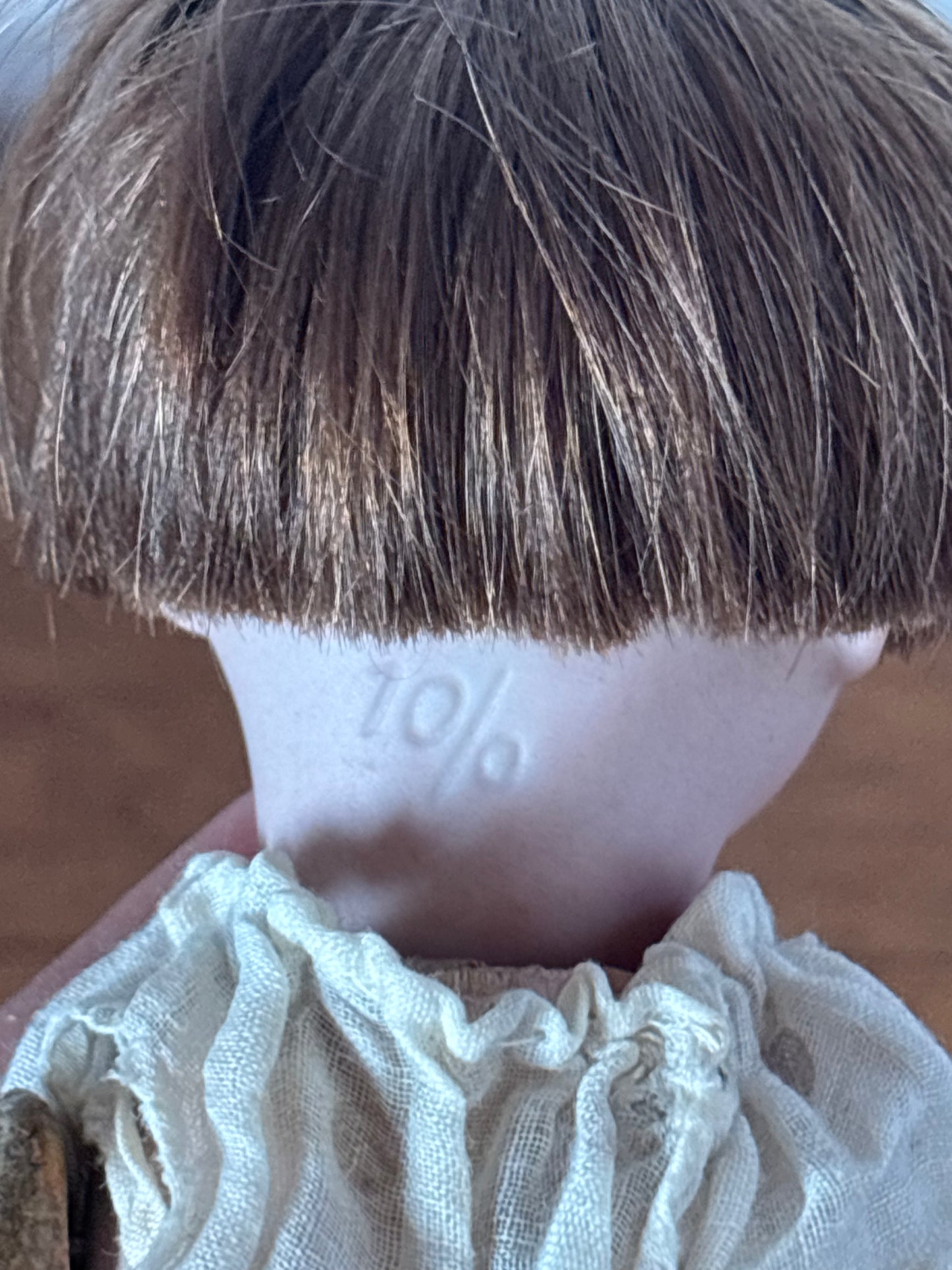 Bambola d’epoca con testa in ceramica e braccia e gambe in pasta di legno