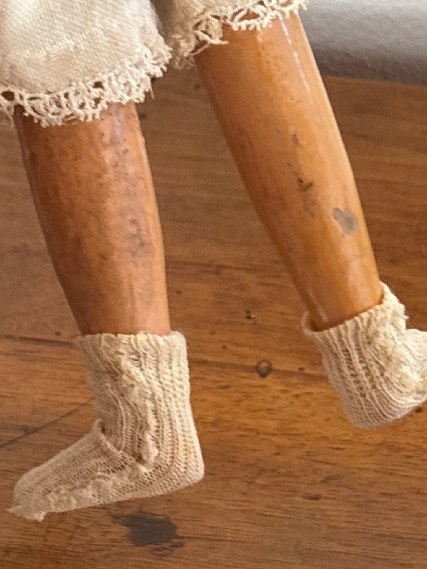 Bambola d’epoca con testa in ceramica e braccia e gambe in pasta di legno
