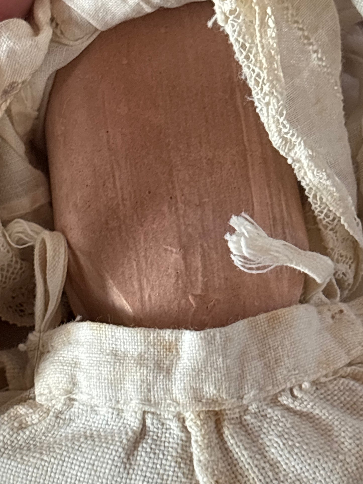 Bambola d’epoca con testa in ceramica e braccia e gambe in pasta di legno