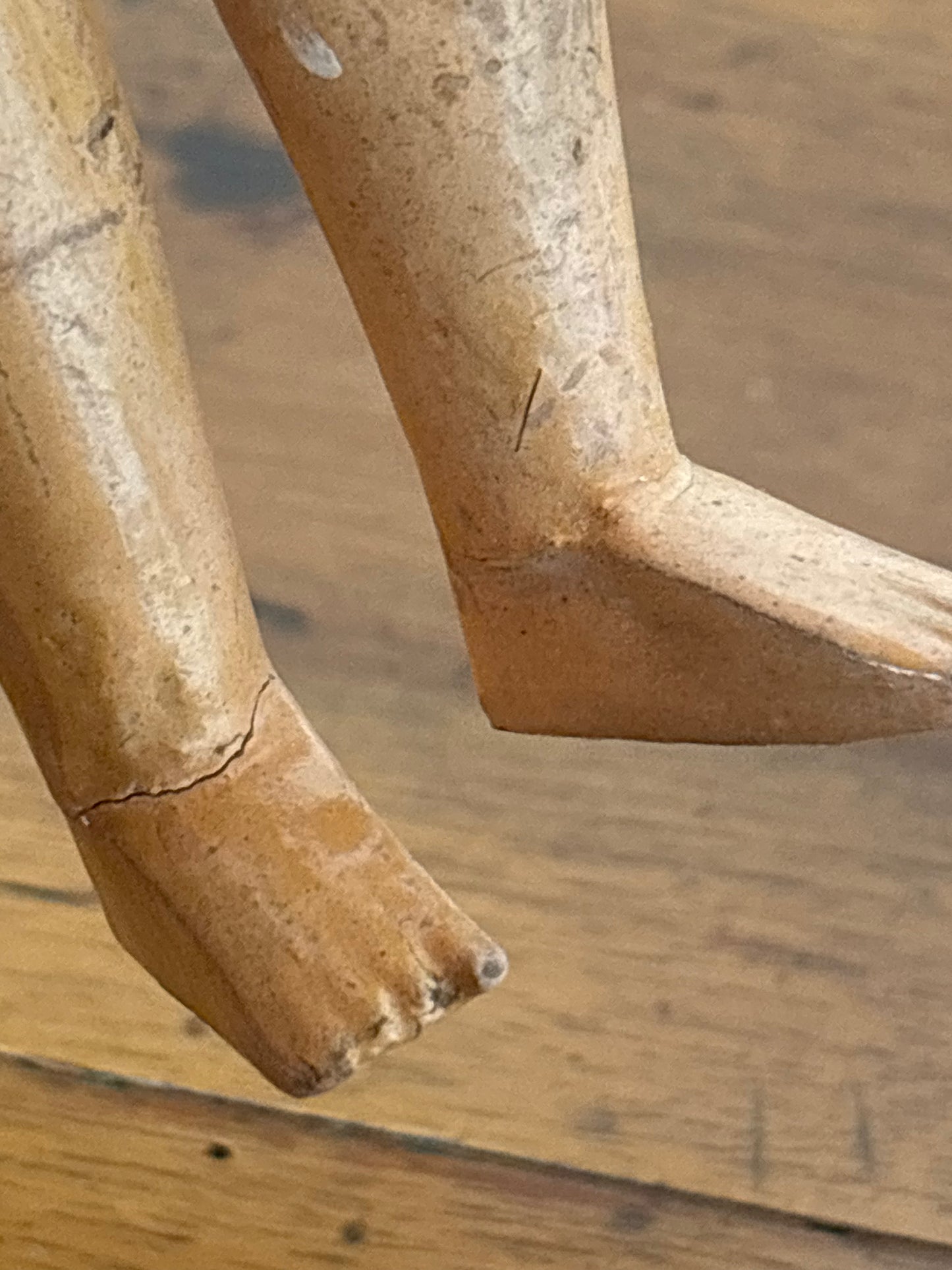 Bambola d’epoca con testa in ceramica e braccia e gambe in pasta di legno