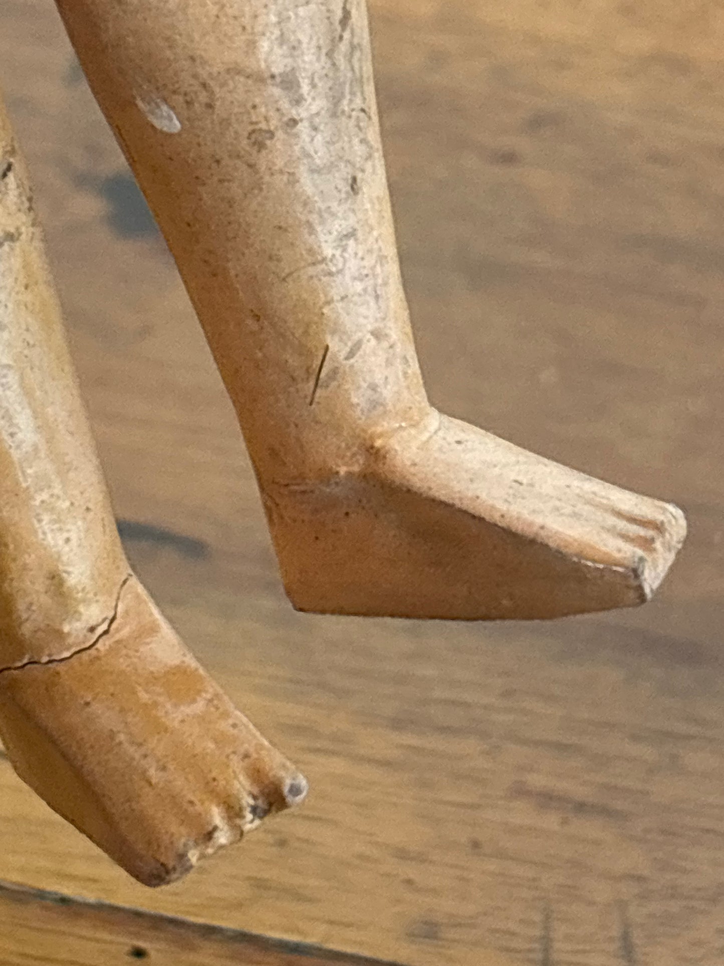 Bambola d’epoca con testa in ceramica e braccia e gambe in pasta di legno