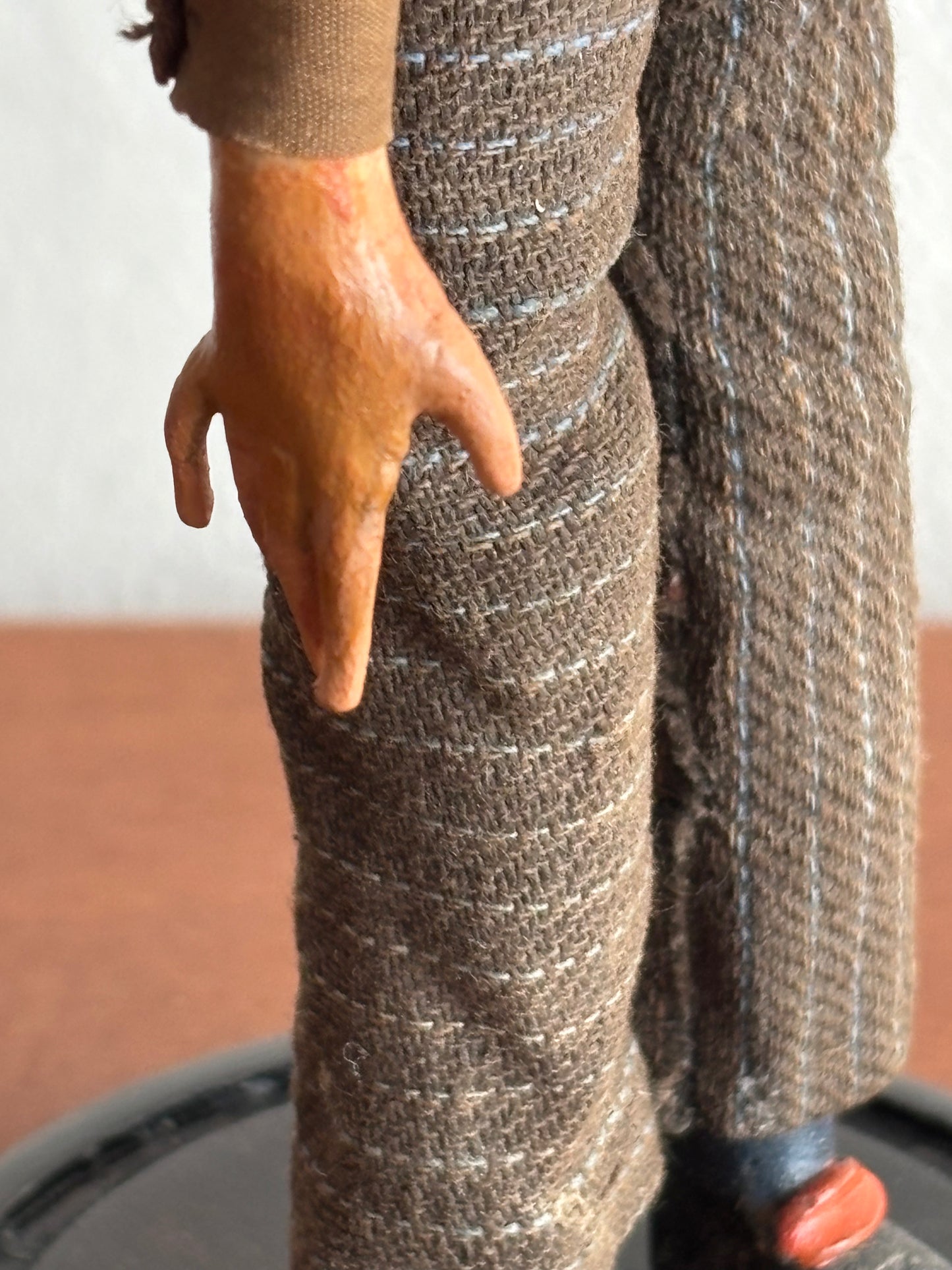Statuina da presepe in terracotta con corpo in paglia