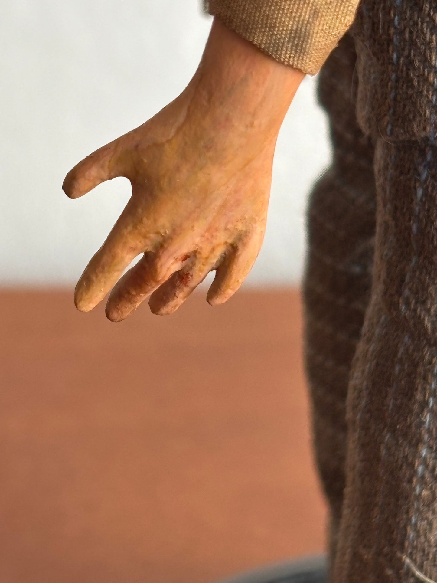 Statuina da presepe in terracotta con corpo in paglia