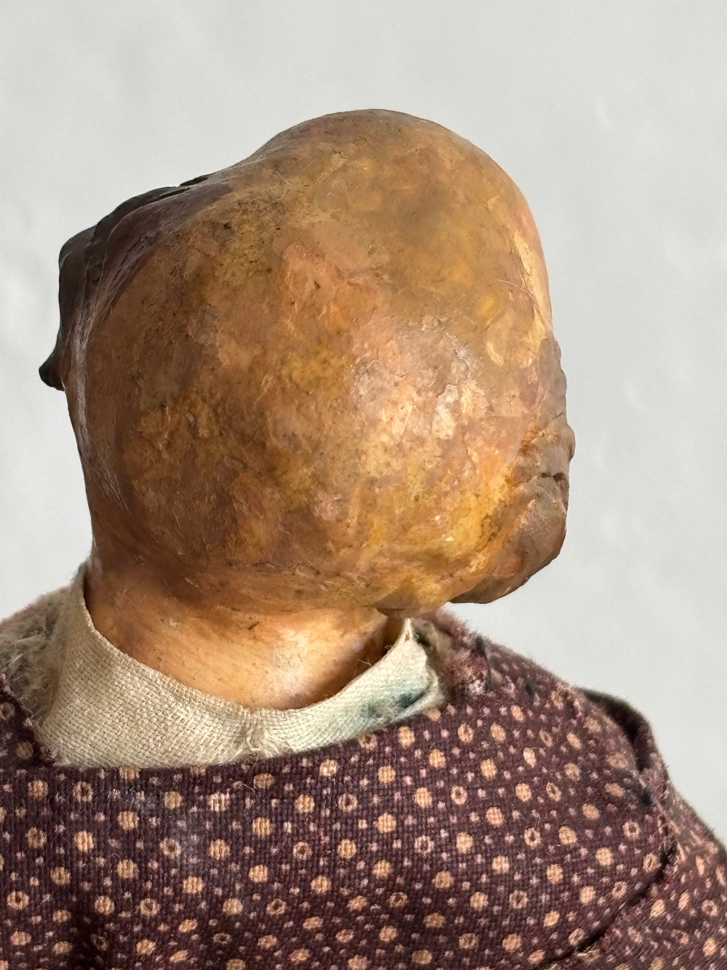 Statuina da presepe in terracotta con corpo in paglia