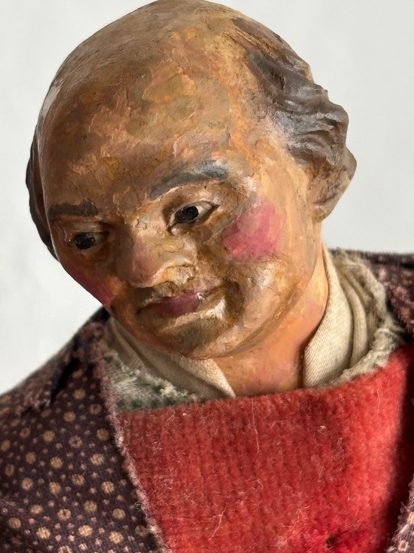 Statuina da presepe in terracotta con corpo in paglia
