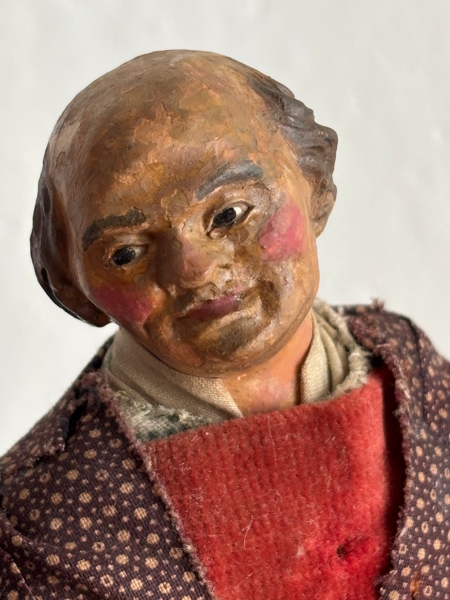 Statuina da presepe in terracotta con corpo in paglia